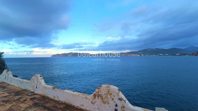 Solar en primera linea con acceso directo al puerto de Santa Ponsa y vistas espectaculares al mar