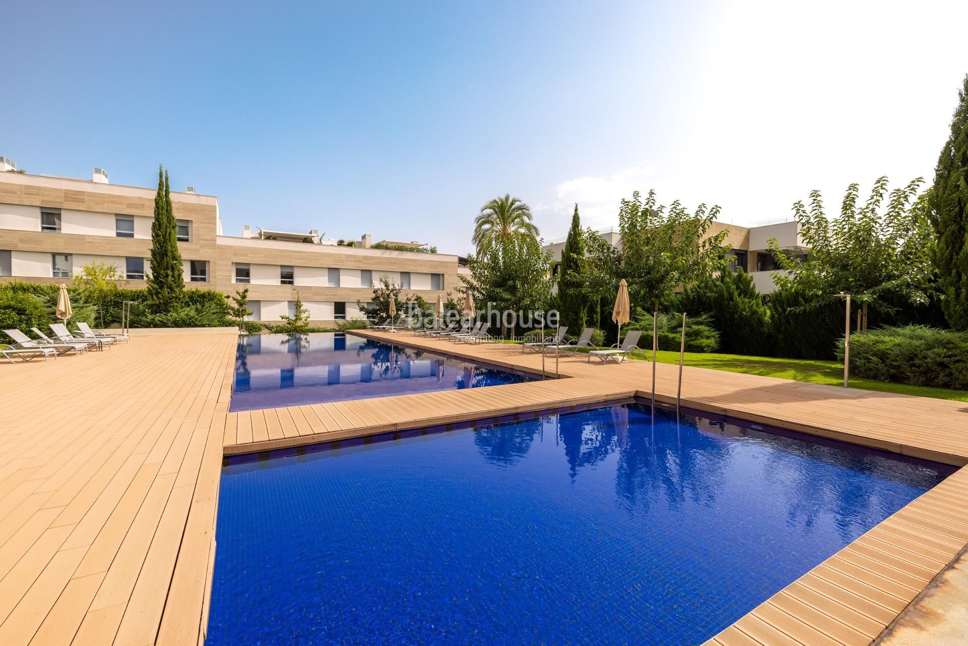 Exclusivo. Fantástico ático de diseño moderno y gran terraza frente al golf en Palma.