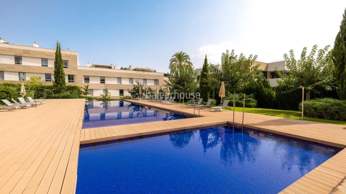 Exclusivo. Fantástico ático de diseño moderno y gran terraza frente al golf en Palma.