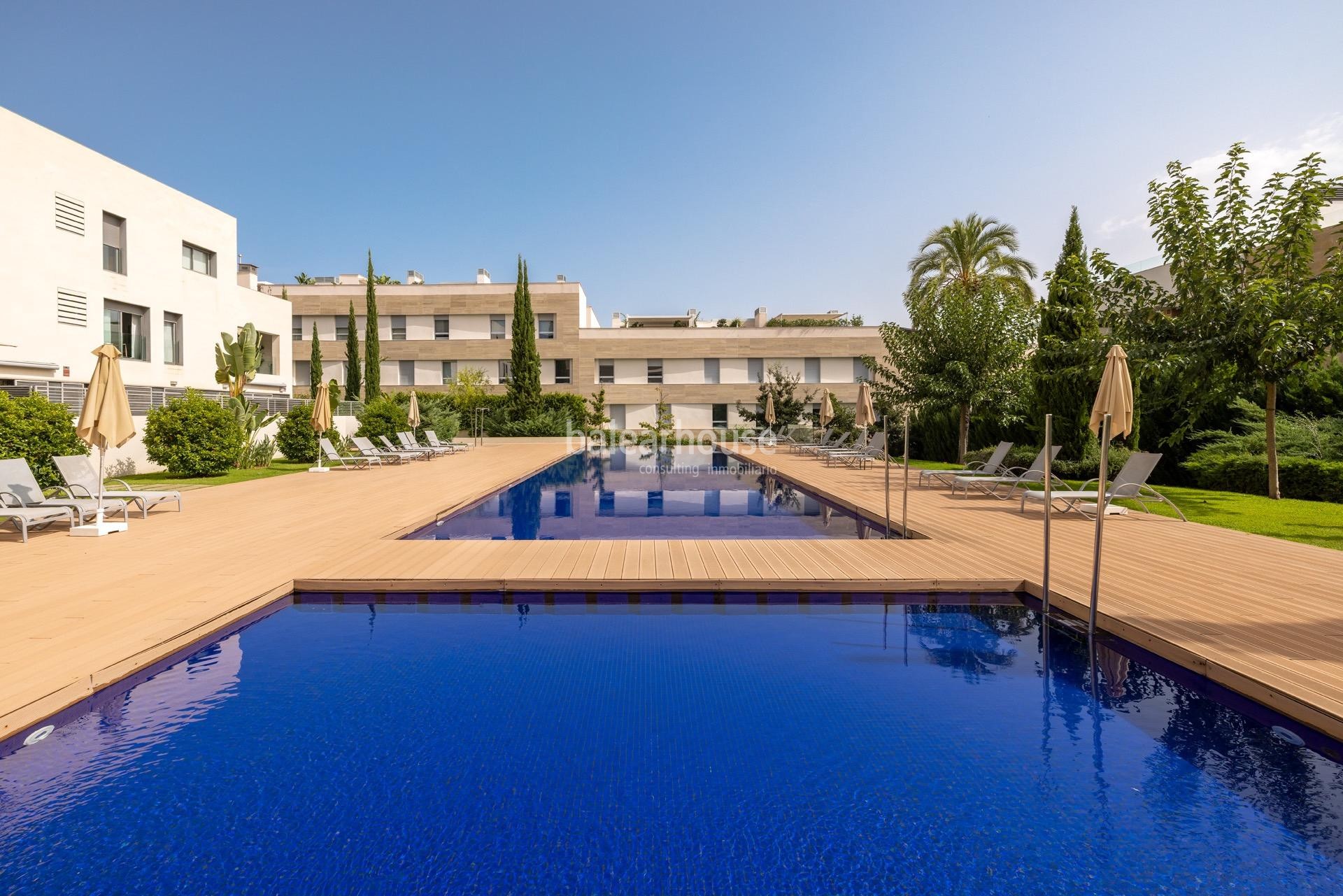 Exclusivo. Fantástico ático de diseño moderno y gran terraza frente al golf en Palma.