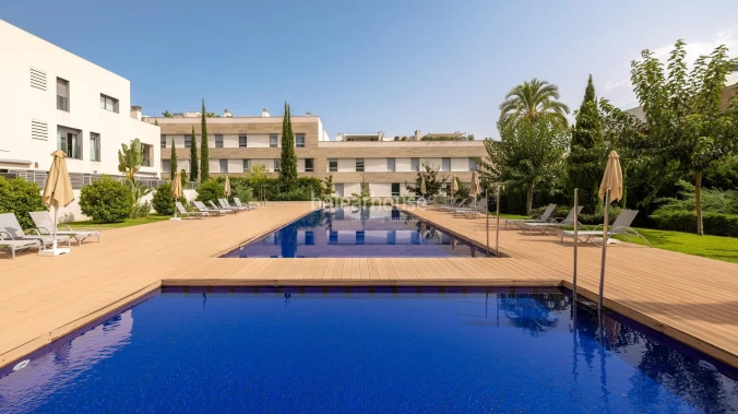 Exclusivo. Fantástico ático de diseño moderno y gran terraza frente al golf en Palma.