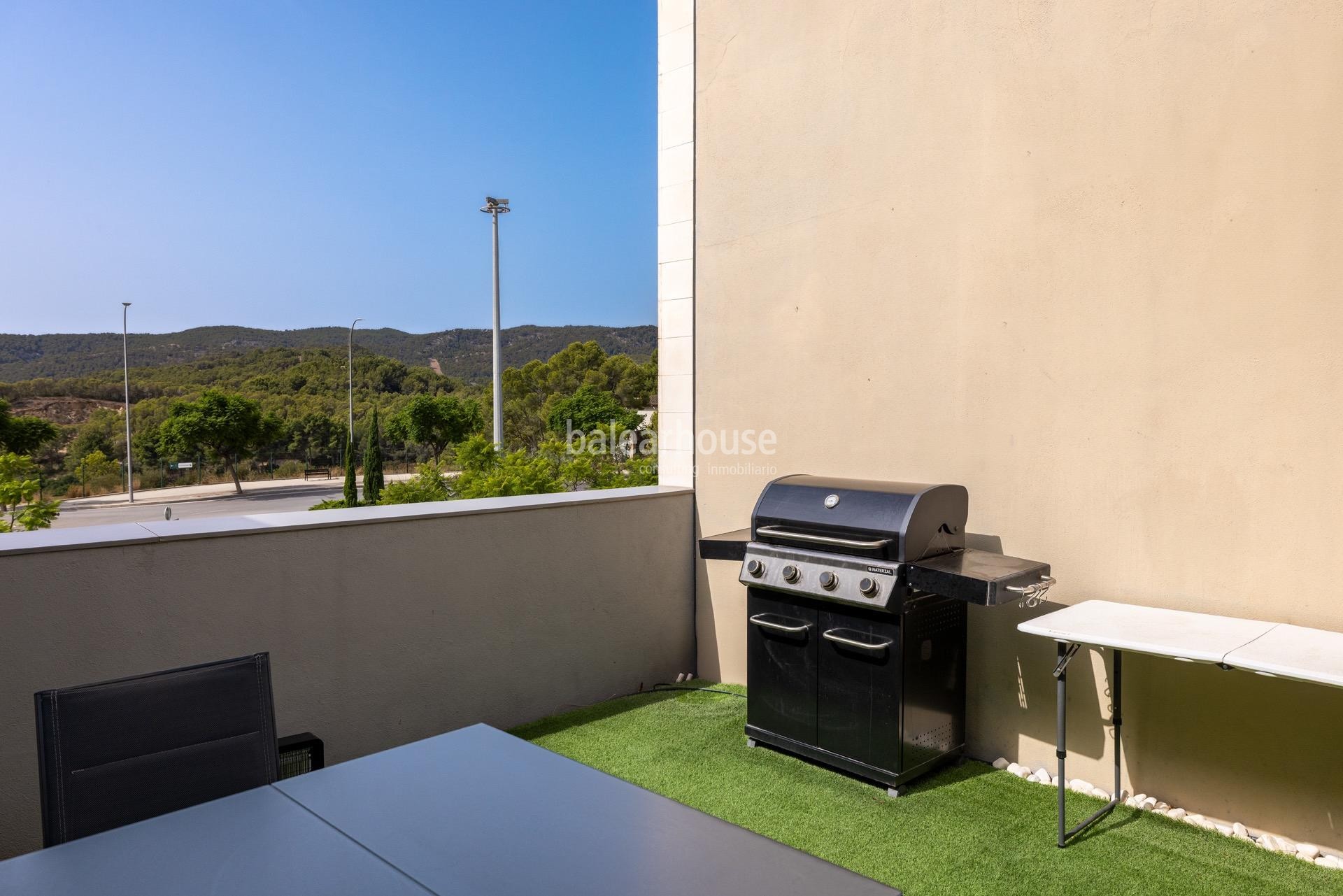 Exclusivo. Fantástico ático de diseño moderno y gran terraza frente al golf en Palma.