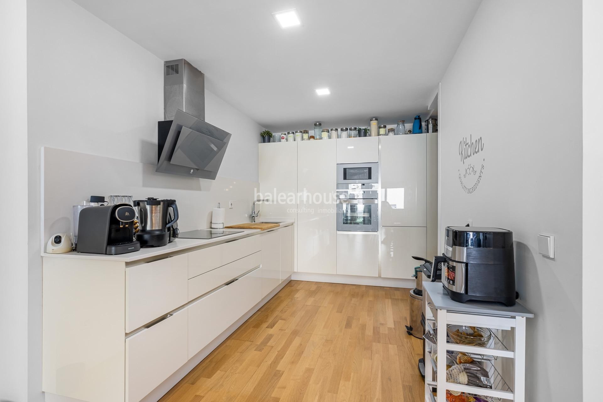 Exclusivo. Fantástico ático de diseño moderno y gran terraza frente al golf en Palma.