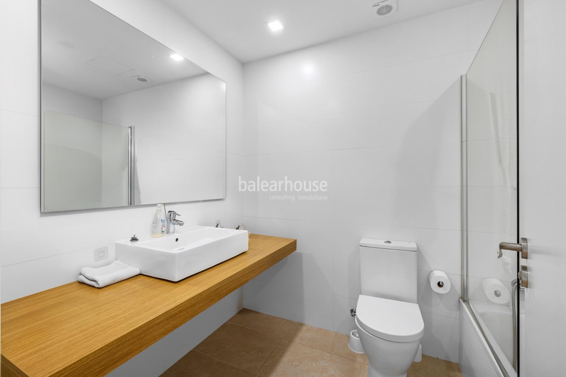 Exclusivo. Fantástico ático de diseño moderno y gran terraza frente al golf en Palma.