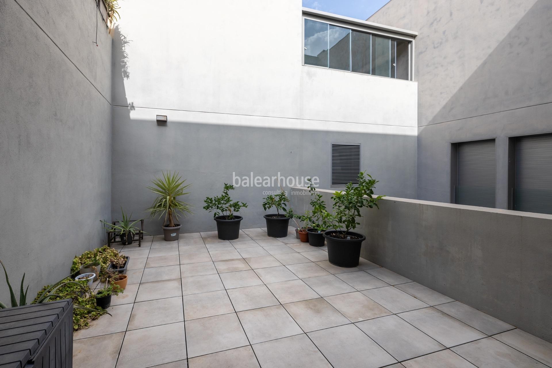 Exclusivo. Fantástico ático de diseño moderno y gran terraza frente al golf en Palma.