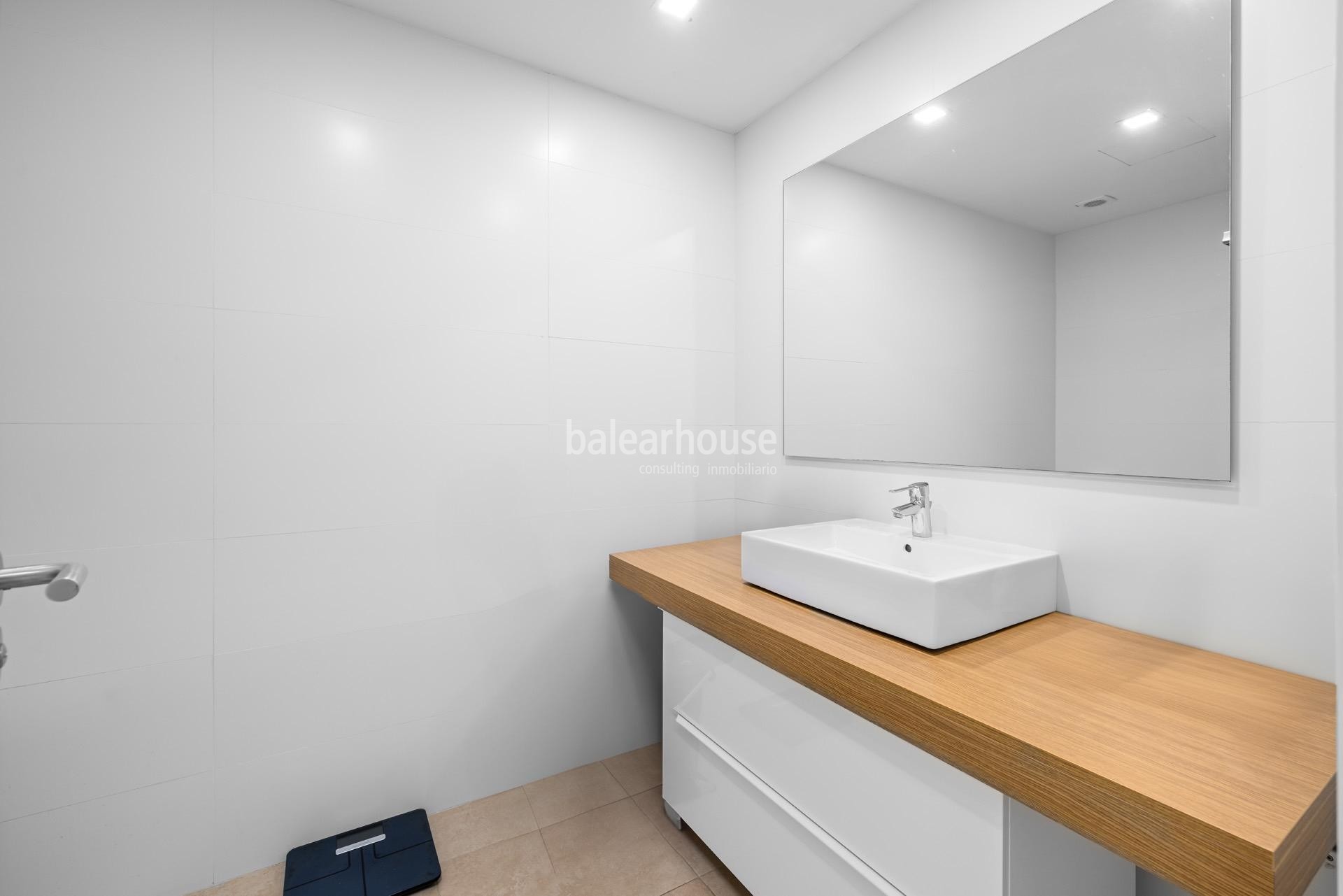 Exclusivo. Fantástico ático de diseño moderno y gran terraza frente al golf en Palma.