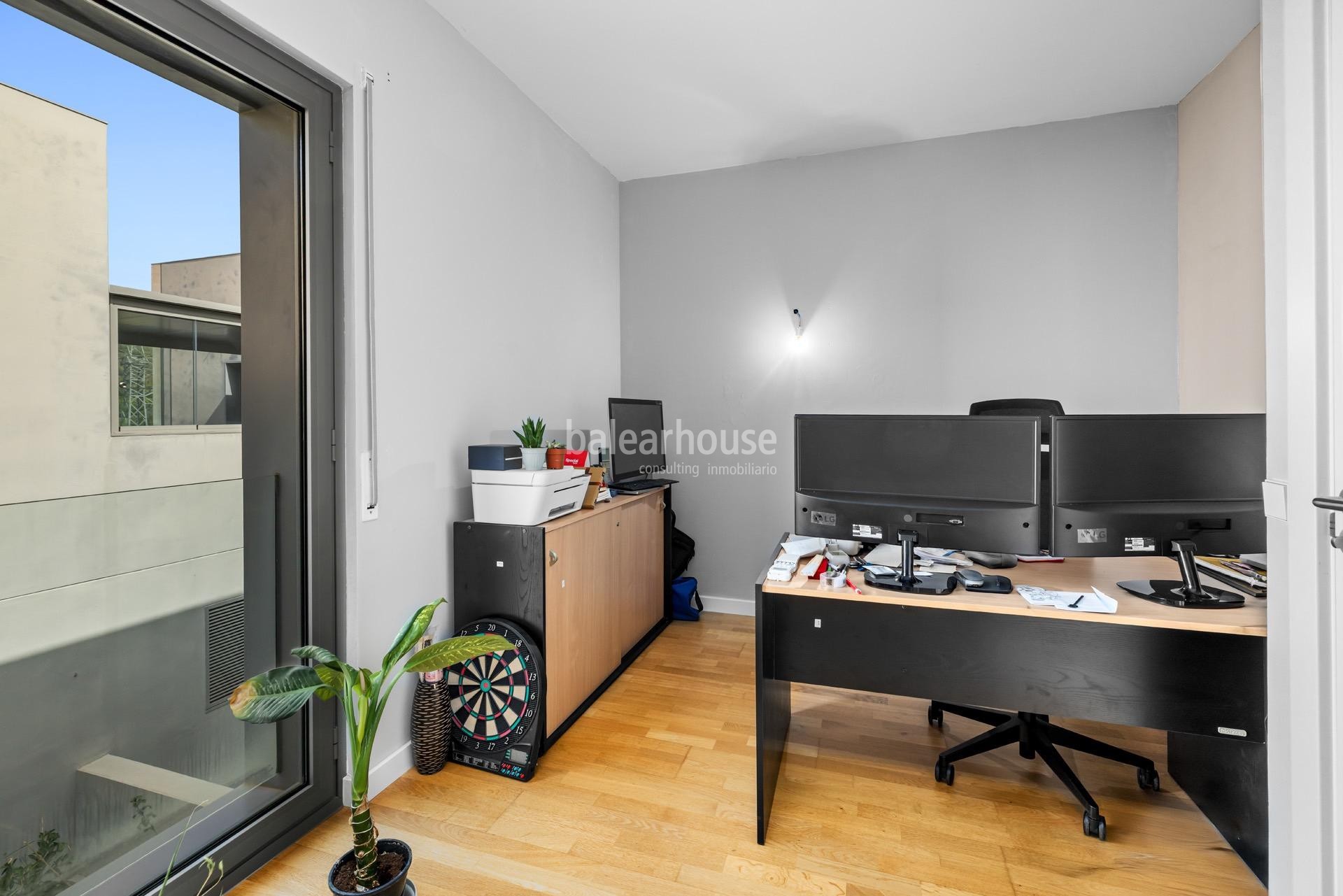 Exclusivo. Fantástico ático de diseño moderno y gran terraza frente al golf en Palma.