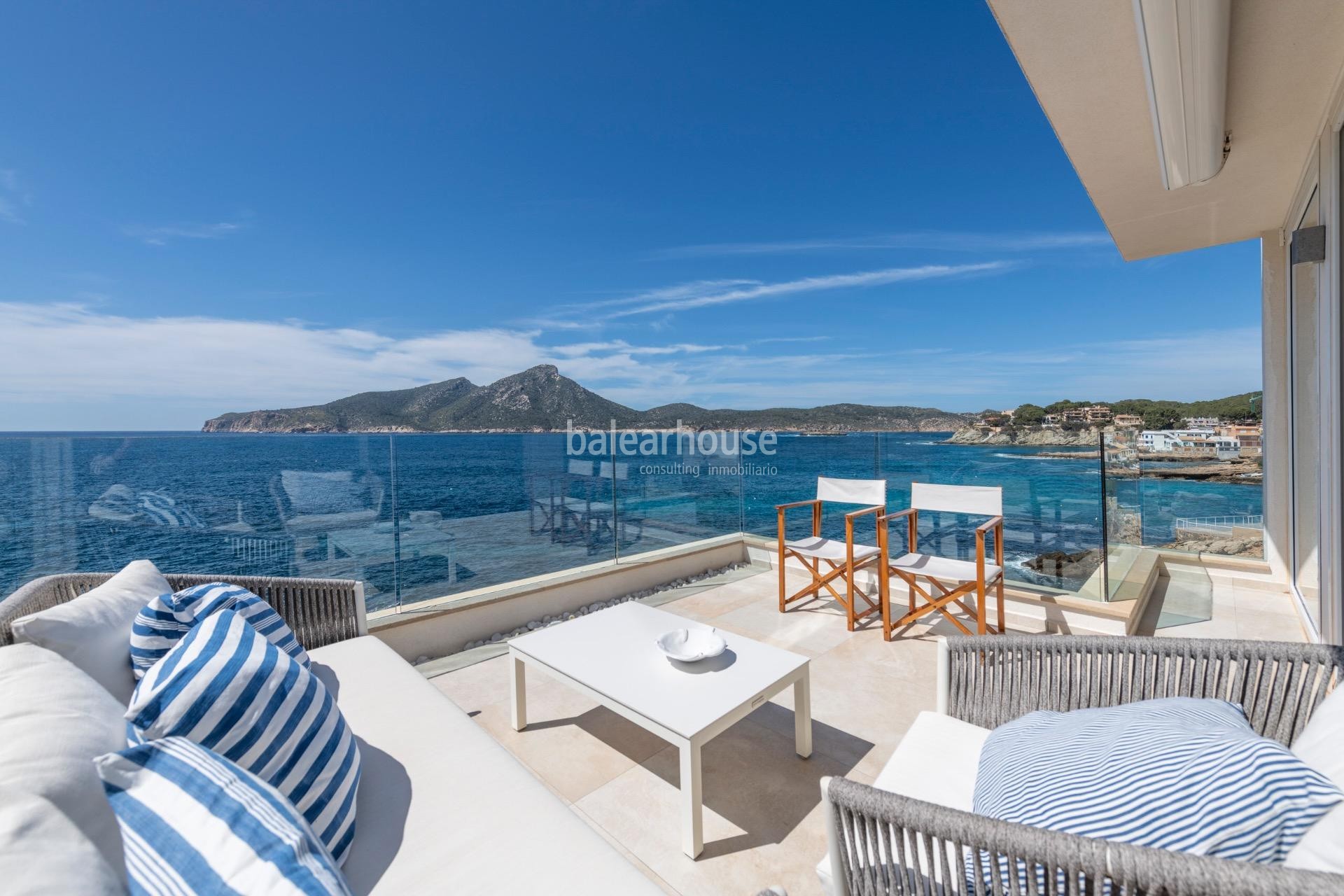 Spectacular frontline apartment with stunning views and direct access to the Mediterranean