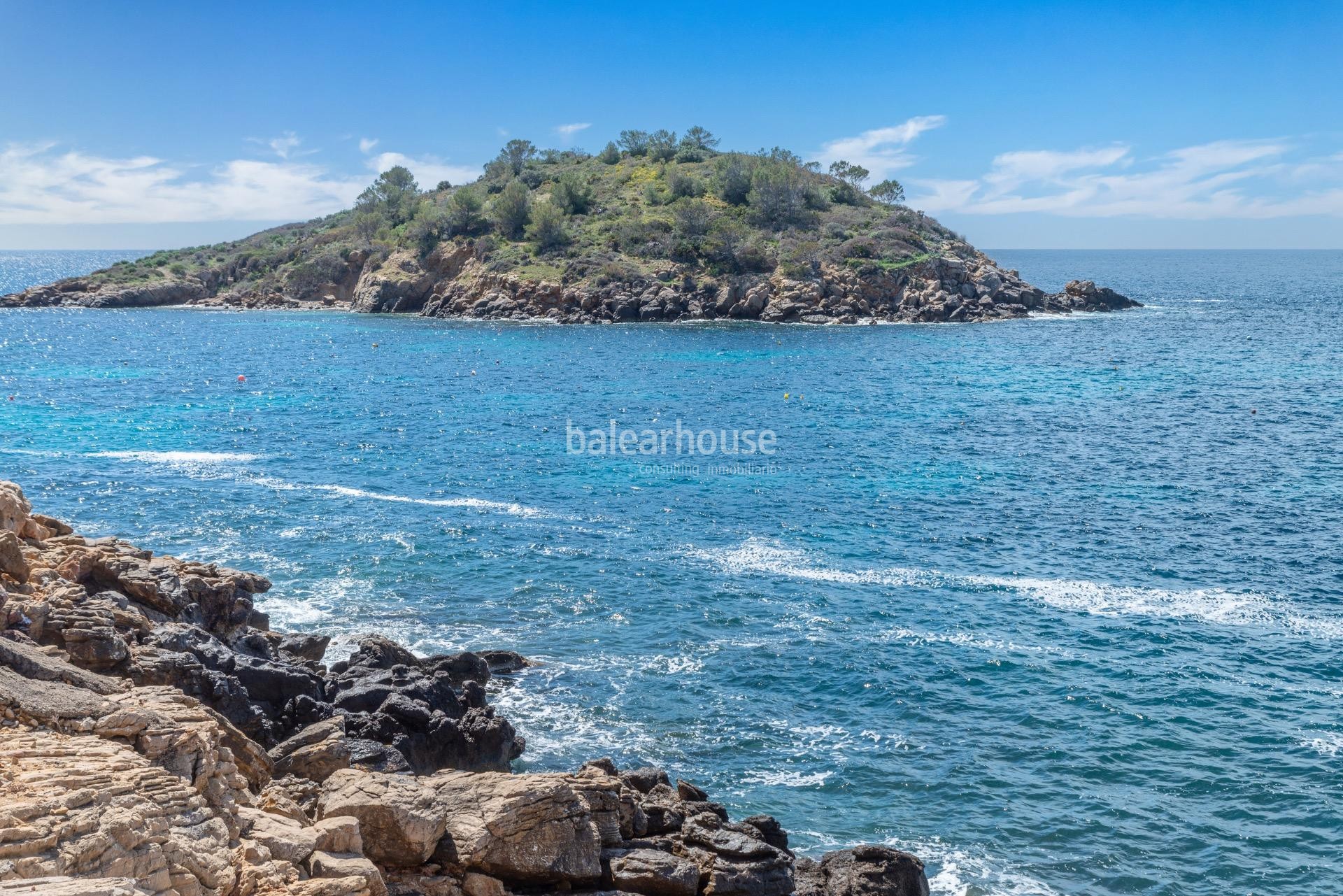 Spectacular frontline apartment with stunning views and direct access to the Mediterranean