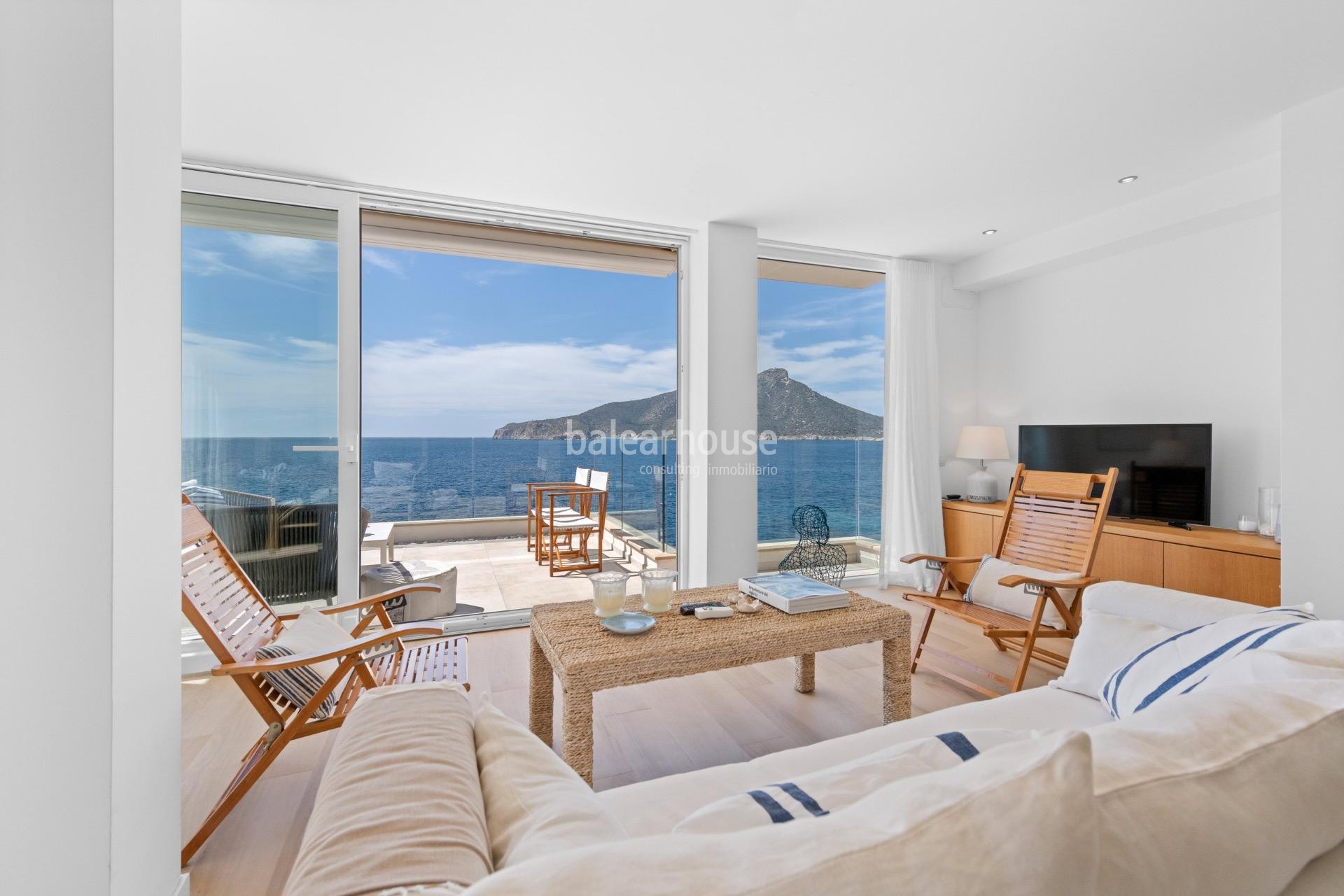 Spectacular frontline apartment with stunning views and direct access to the Mediterranean