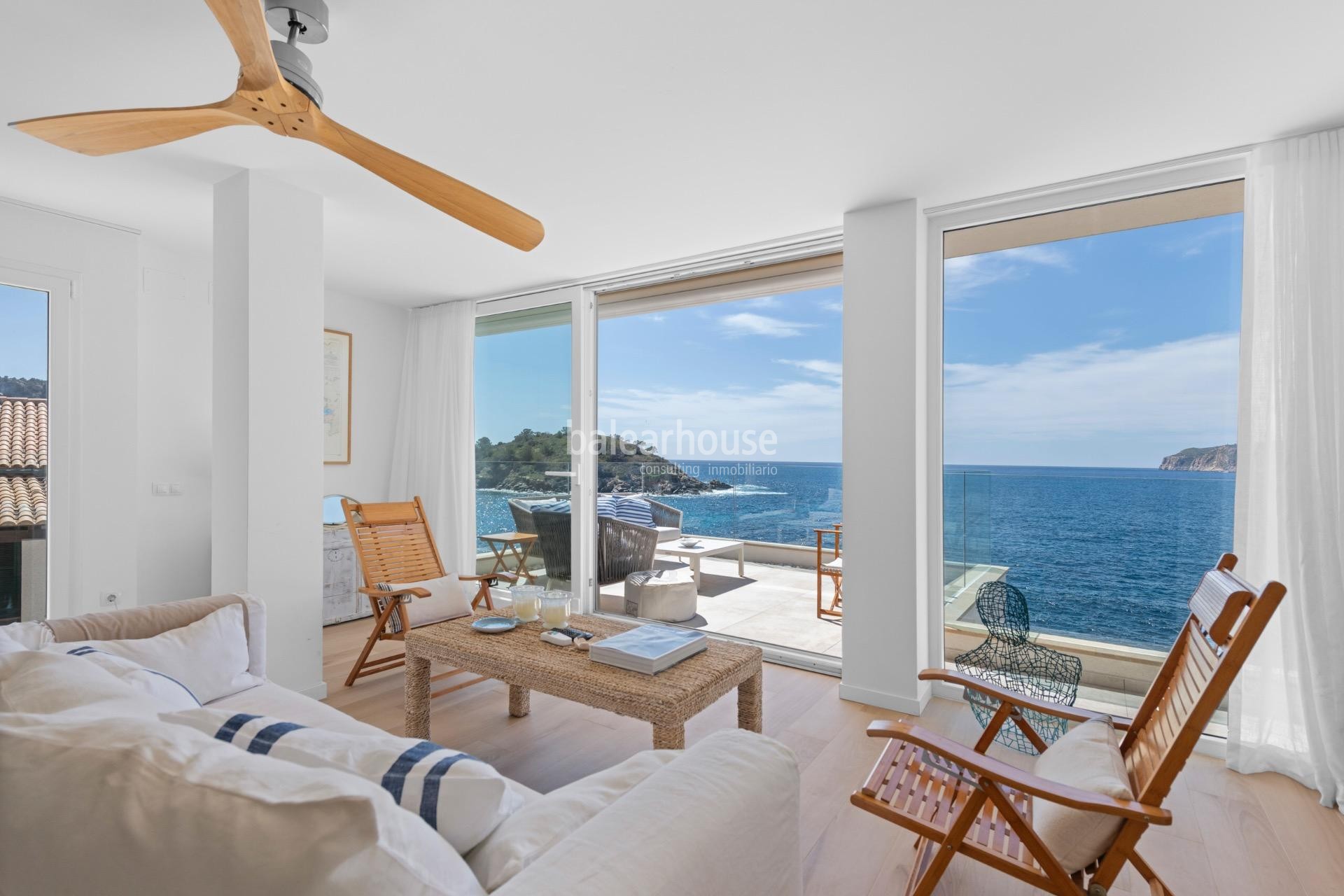 Spectacular frontline apartment with stunning views and direct access to the Mediterranean