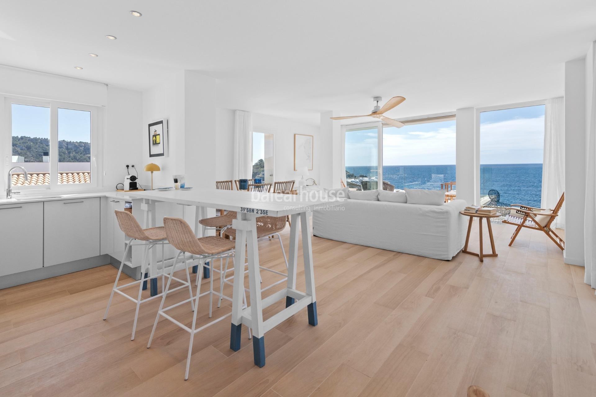 Spectacular frontline apartment with stunning views and direct access to the Mediterranean