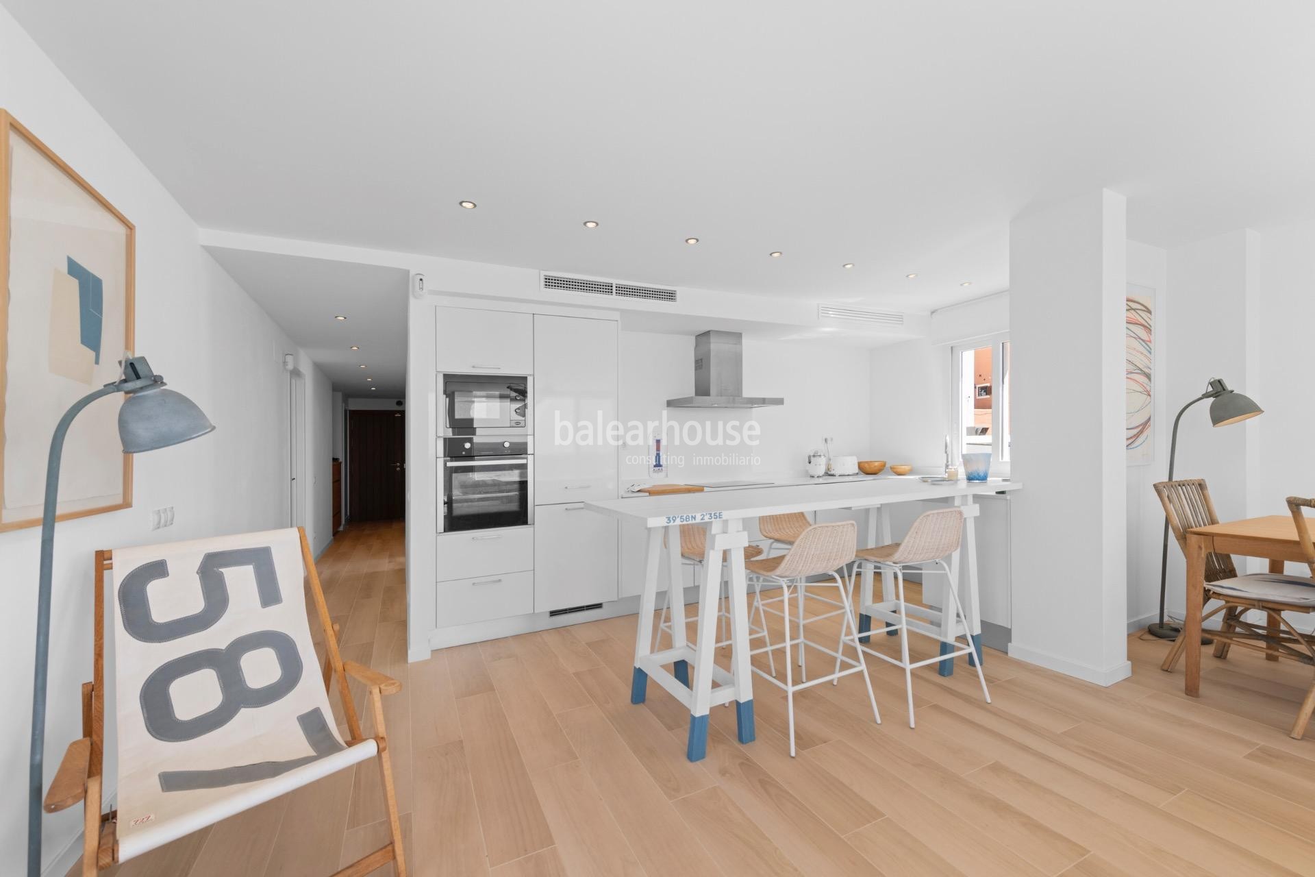 Spectacular frontline apartment with stunning views and direct access to the Mediterranean