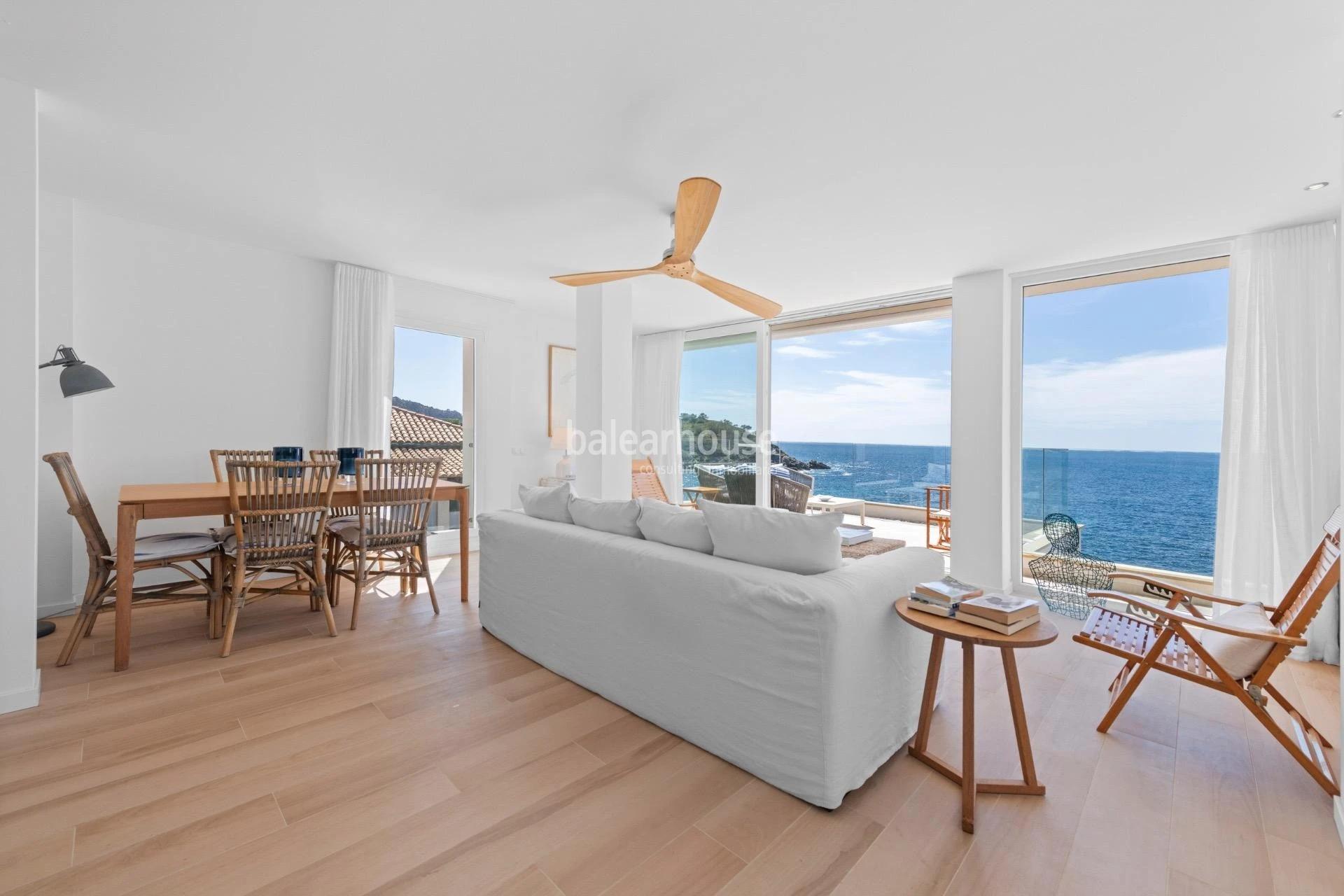 Espectacular piso en primera línea de mar con deslumbrantes vistas y acceso directo al Mediterráneo