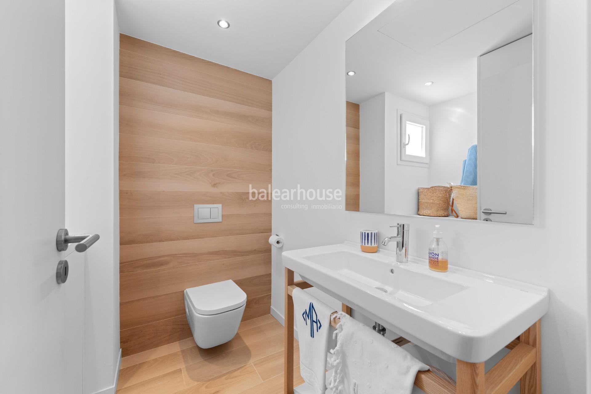 Spectacular frontline apartment with stunning views and direct access to the Mediterranean