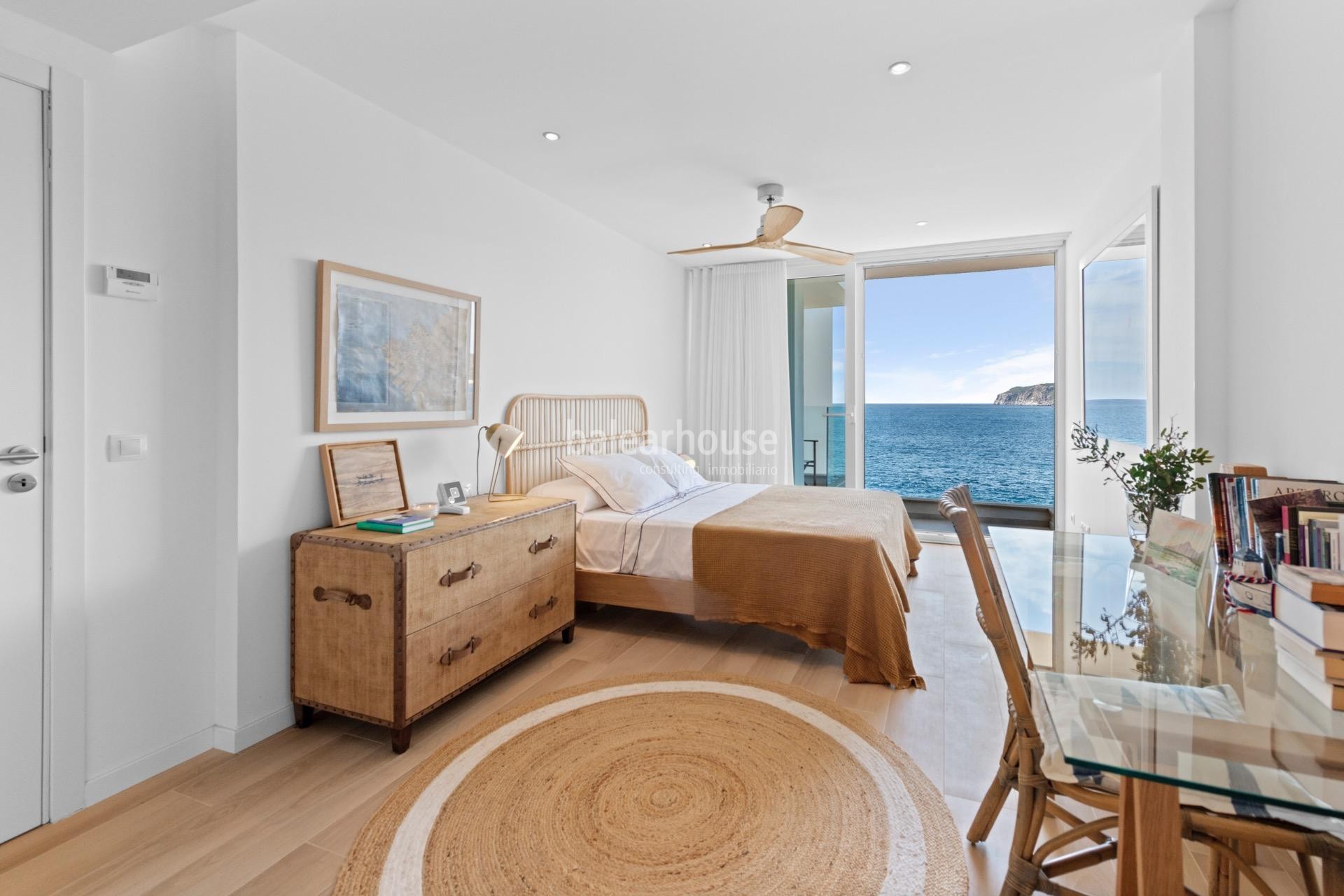 Spectacular frontline apartment with stunning views and direct access to the Mediterranean