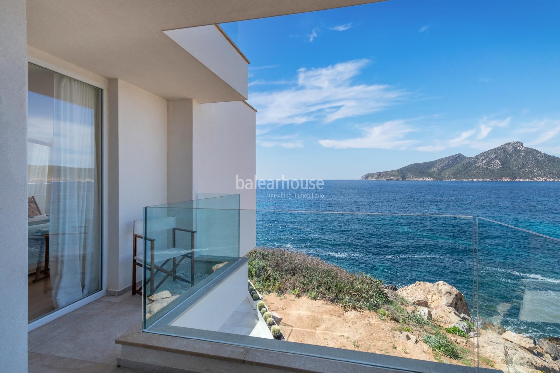 Spectacular frontline apartment with stunning views and direct access to the Mediterranean