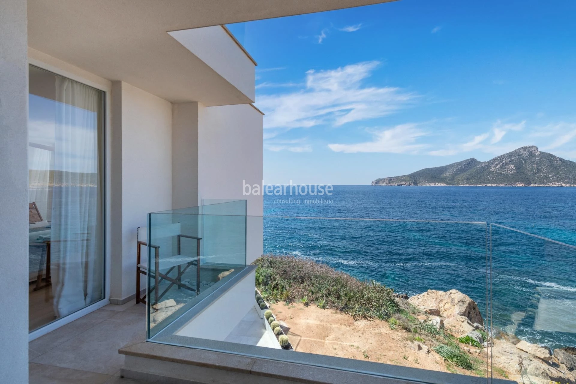 Espectacular piso en primera línea de mar con deslumbrantes vistas y acceso directo al Mediterráneo