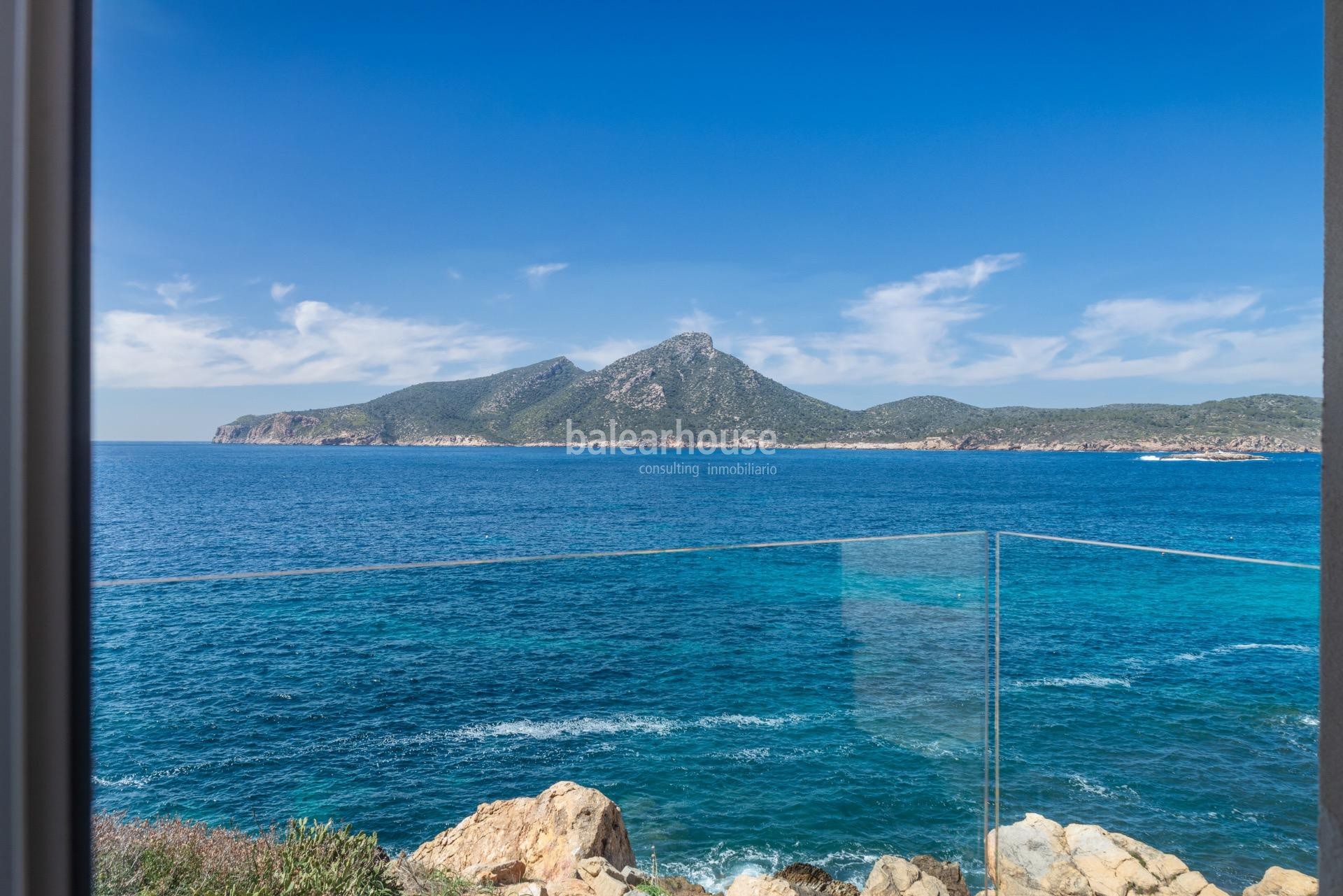 Spectacular frontline apartment with stunning views and direct access to the Mediterranean