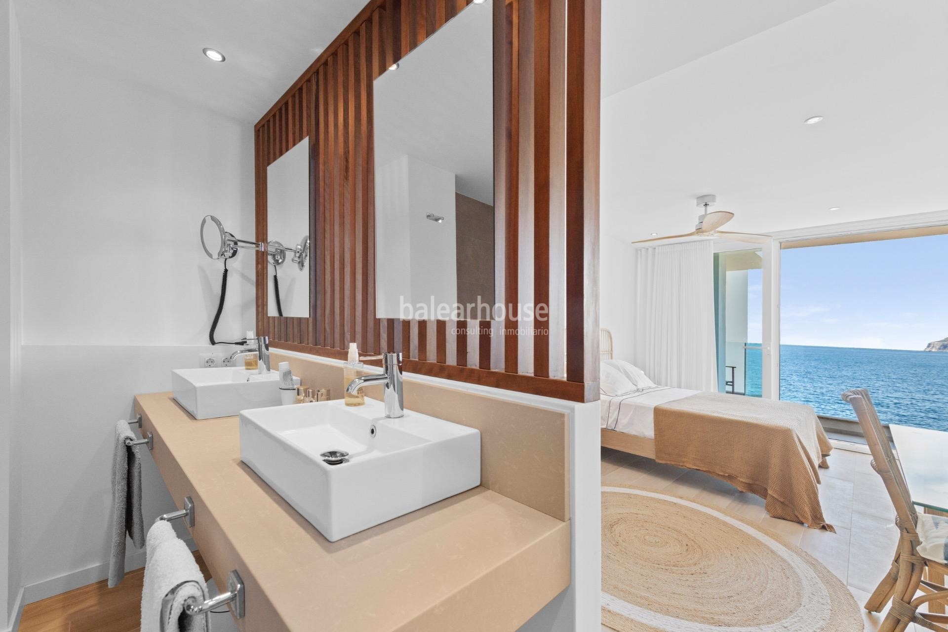 Spectacular frontline apartment with stunning views and direct access to the Mediterranean