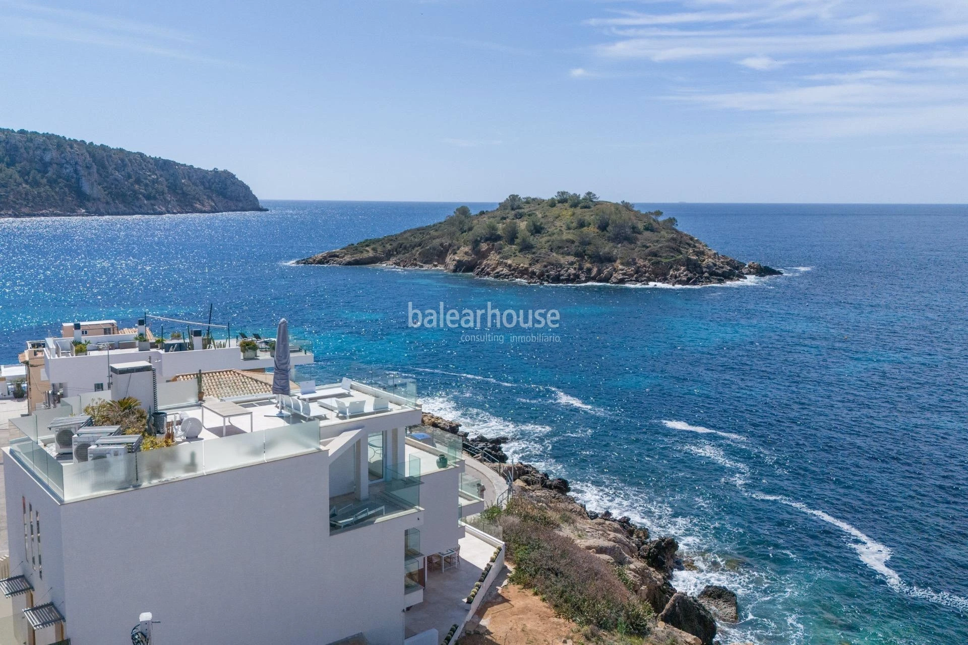 Espectacular piso en primera línea de mar con deslumbrantes vistas y acceso directo al Mediterráneo