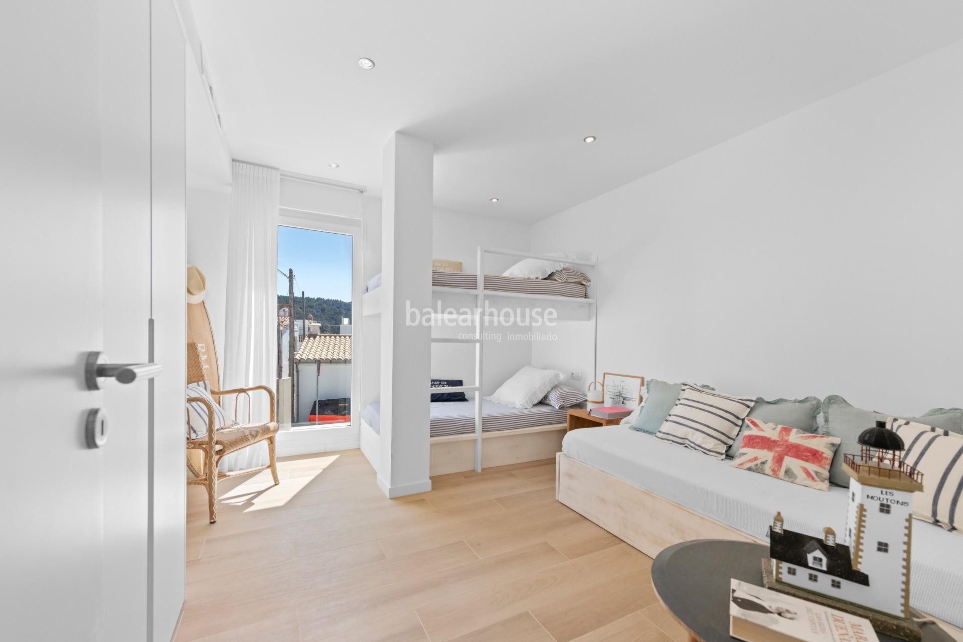 Spectacular frontline apartment with stunning views and direct access to the Mediterranean