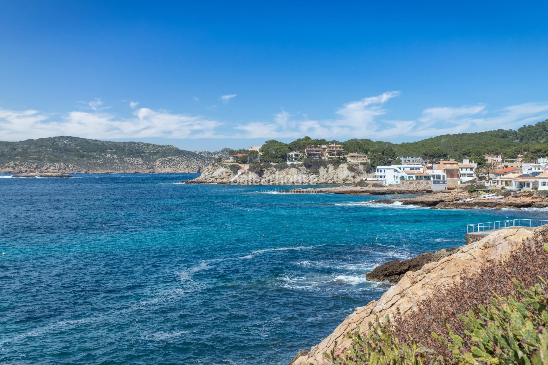 Spectacular frontline apartment with stunning views and direct access to the Mediterranean