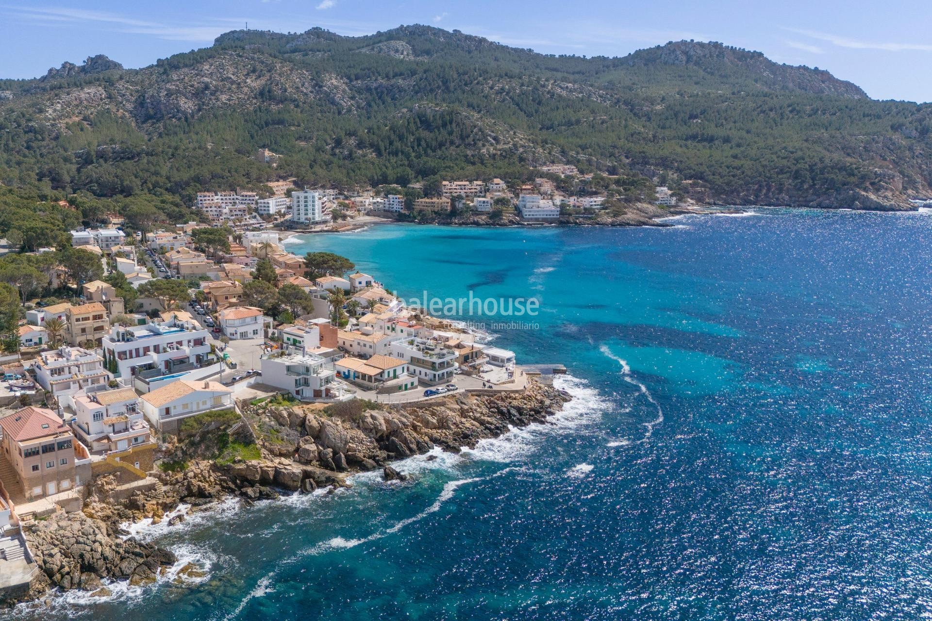 Spectacular frontline apartment with stunning views and direct access to the Mediterranean