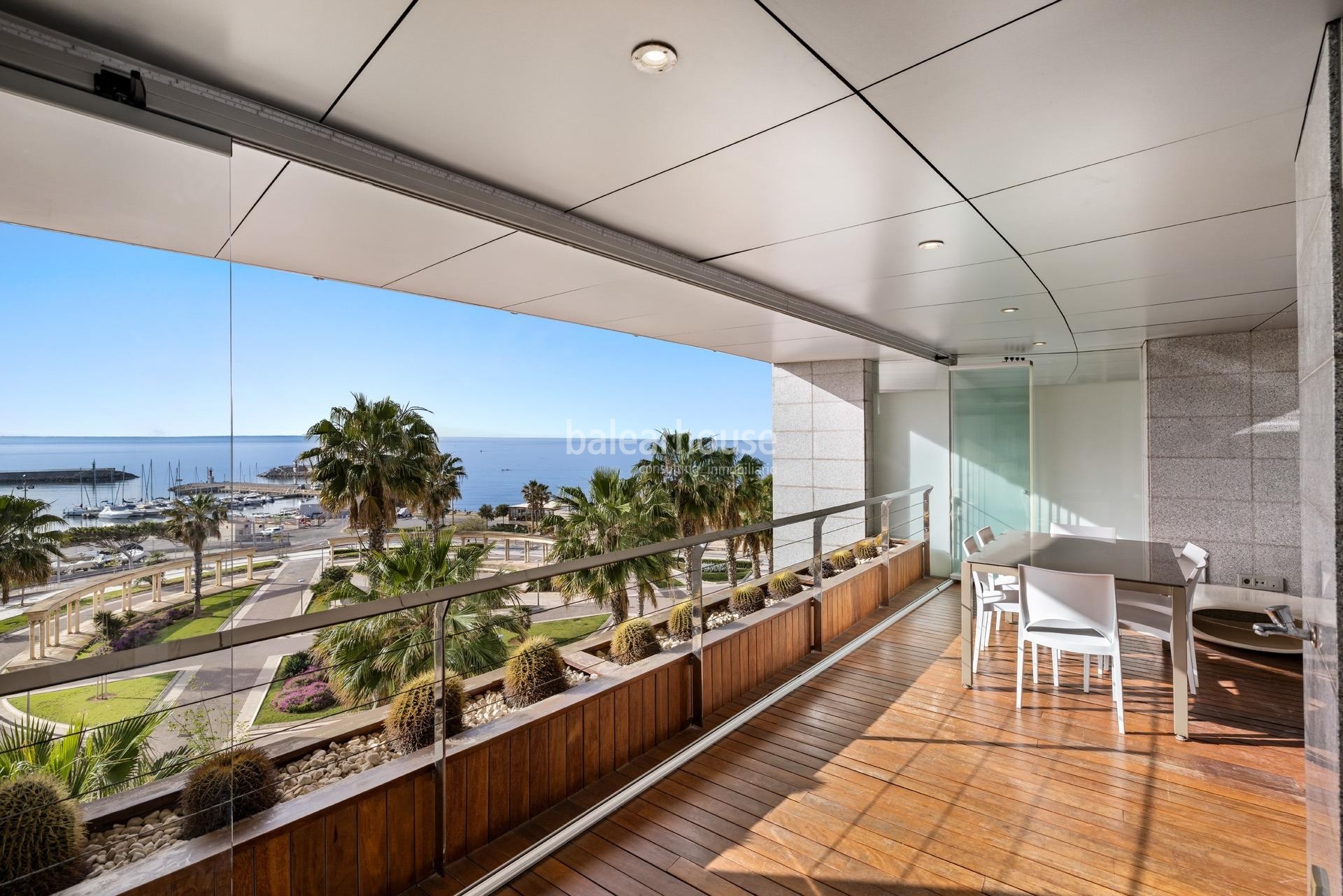 Gran piso en primera línea de mar del Portixol, con terraza, altas calidades y servicios exclusivos