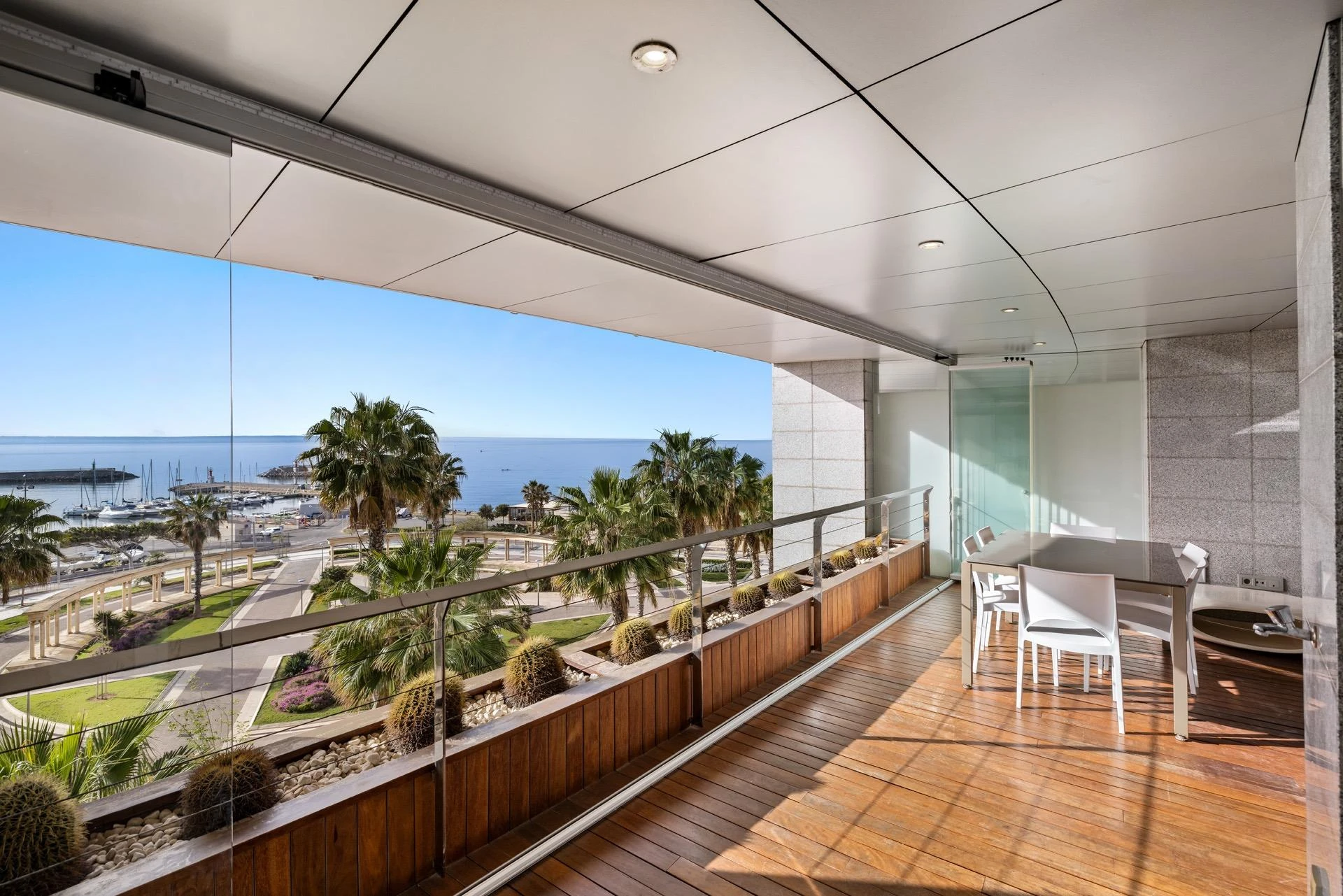 Wunderschöne Wohnung in erster Meereslinie in Portixol, mit großer Terrasse, hochwertiger Ausstattung und exklusiven Annehmlichkeiten