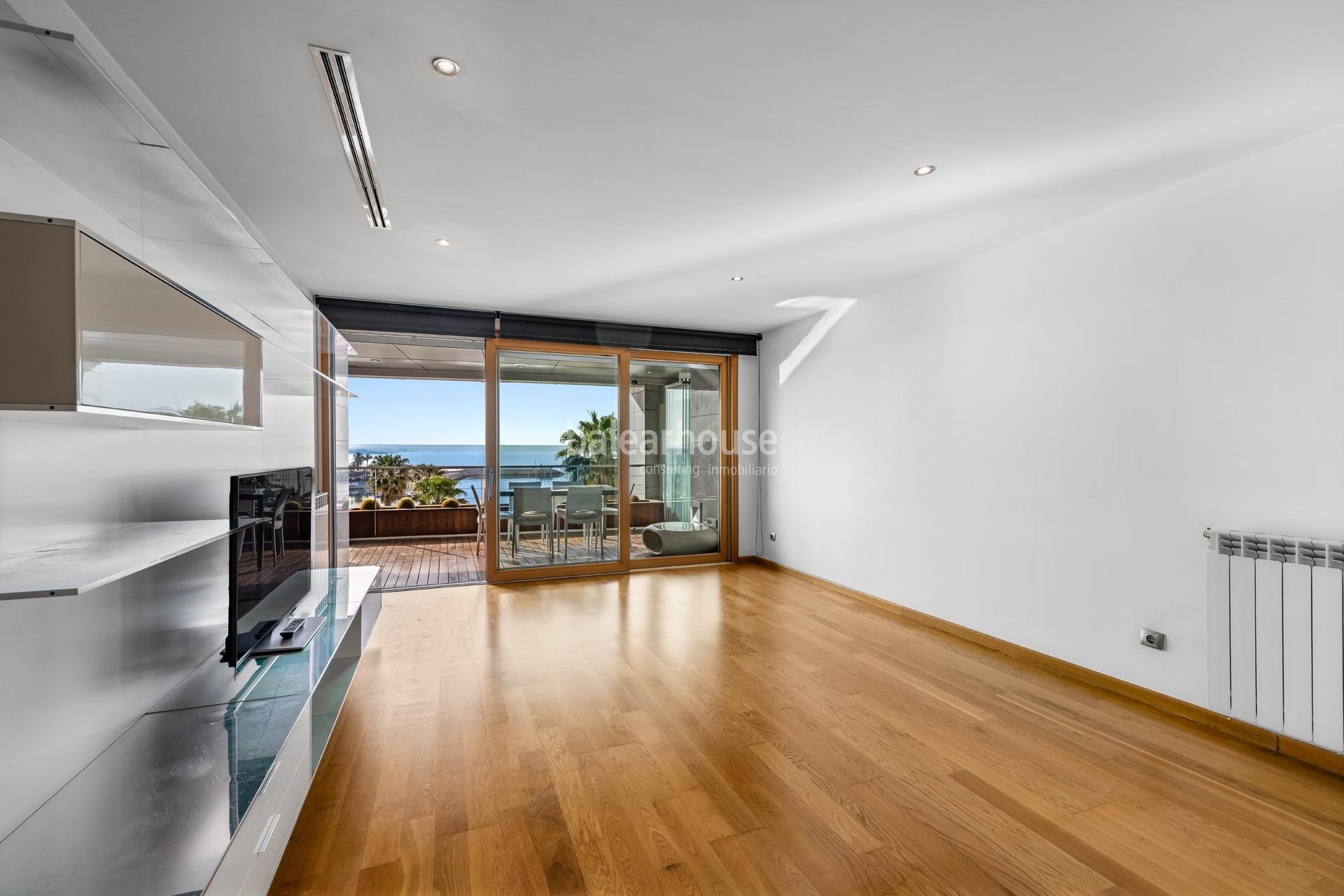 Wunderschöne Wohnung in erster Meereslinie in Portixol, mit großer Terrasse, hochwertiger Ausstattung und exklusiven Annehmlichkeiten