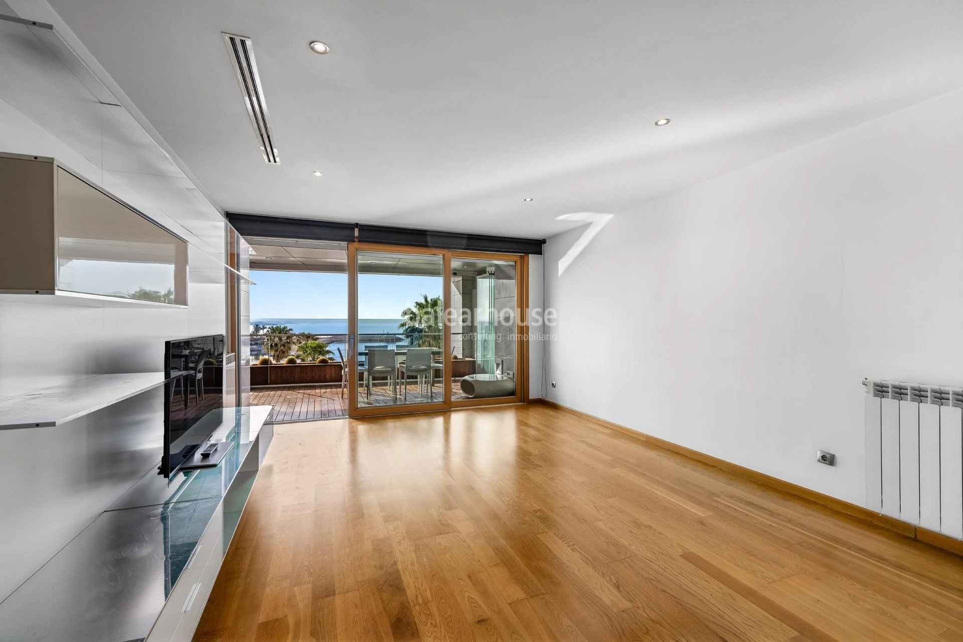 Espectacular piso en primera línea de mar del Portixol, con gran terraza, altas calidades y servicios exclusivos