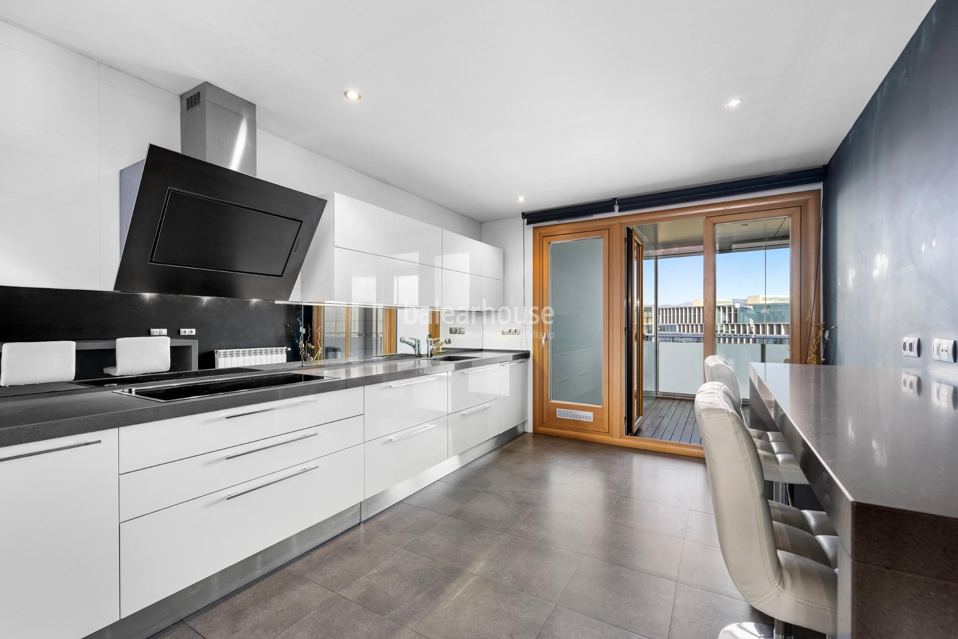 Wunderschöne Wohnung in erster Meereslinie in Portixol, mit großer Terrasse, hochwertiger Ausstattung und exklusiven Annehmlichkeiten