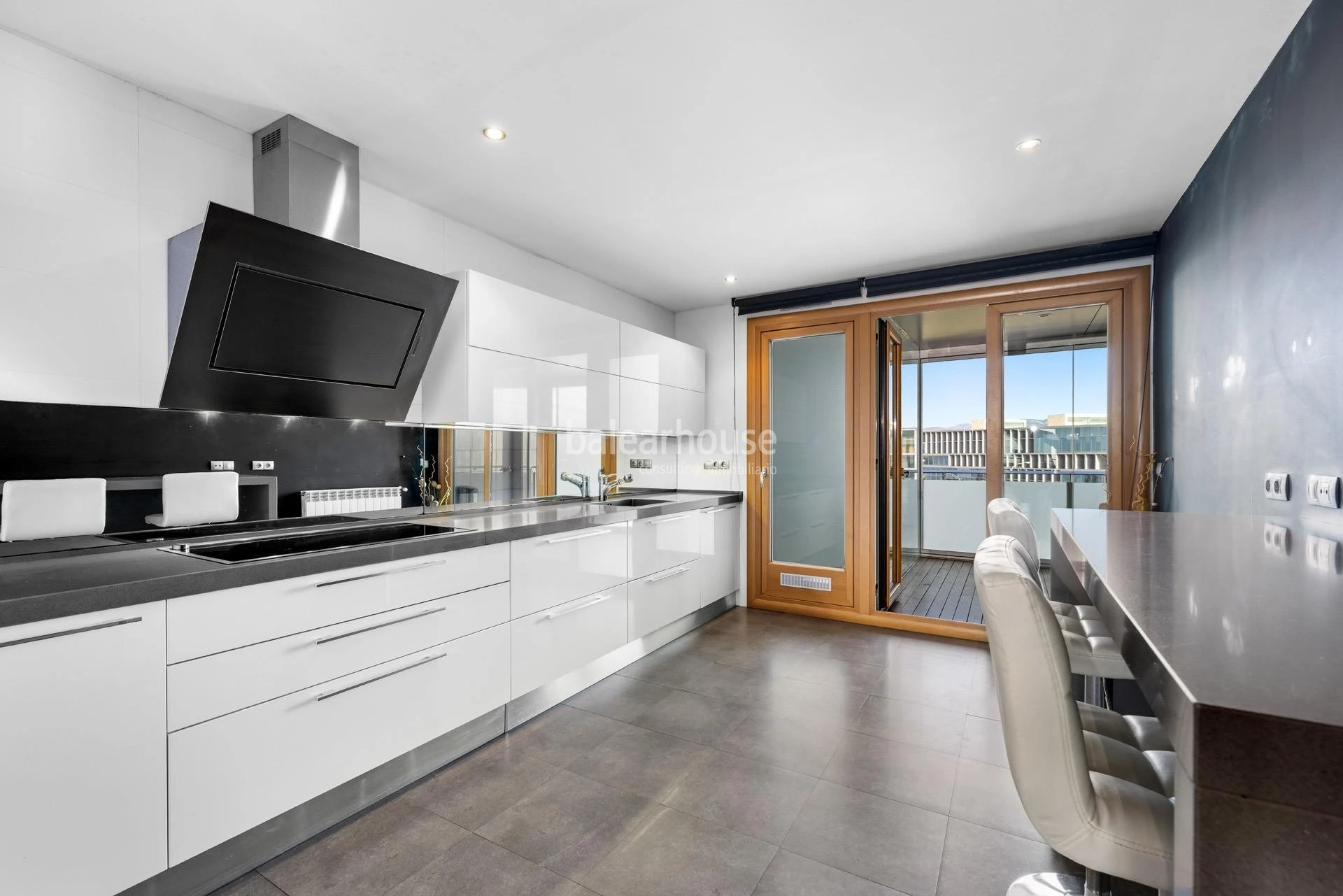 Espectacular piso en primera línea de mar del Portixol, con gran terraza, altas calidades y servicios exclusivos