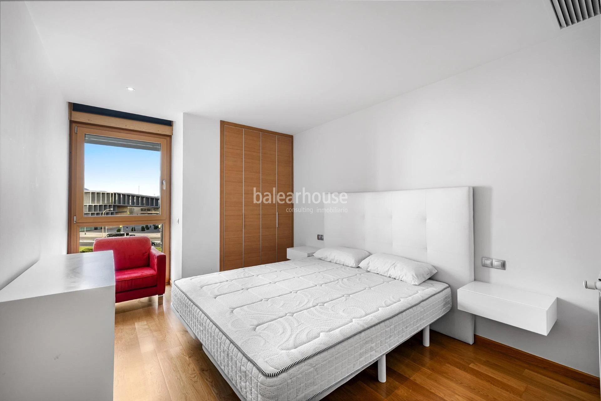 Espectacular piso en primera línea de mar del Portixol, con gran terraza, altas calidades y servicios exclusivos