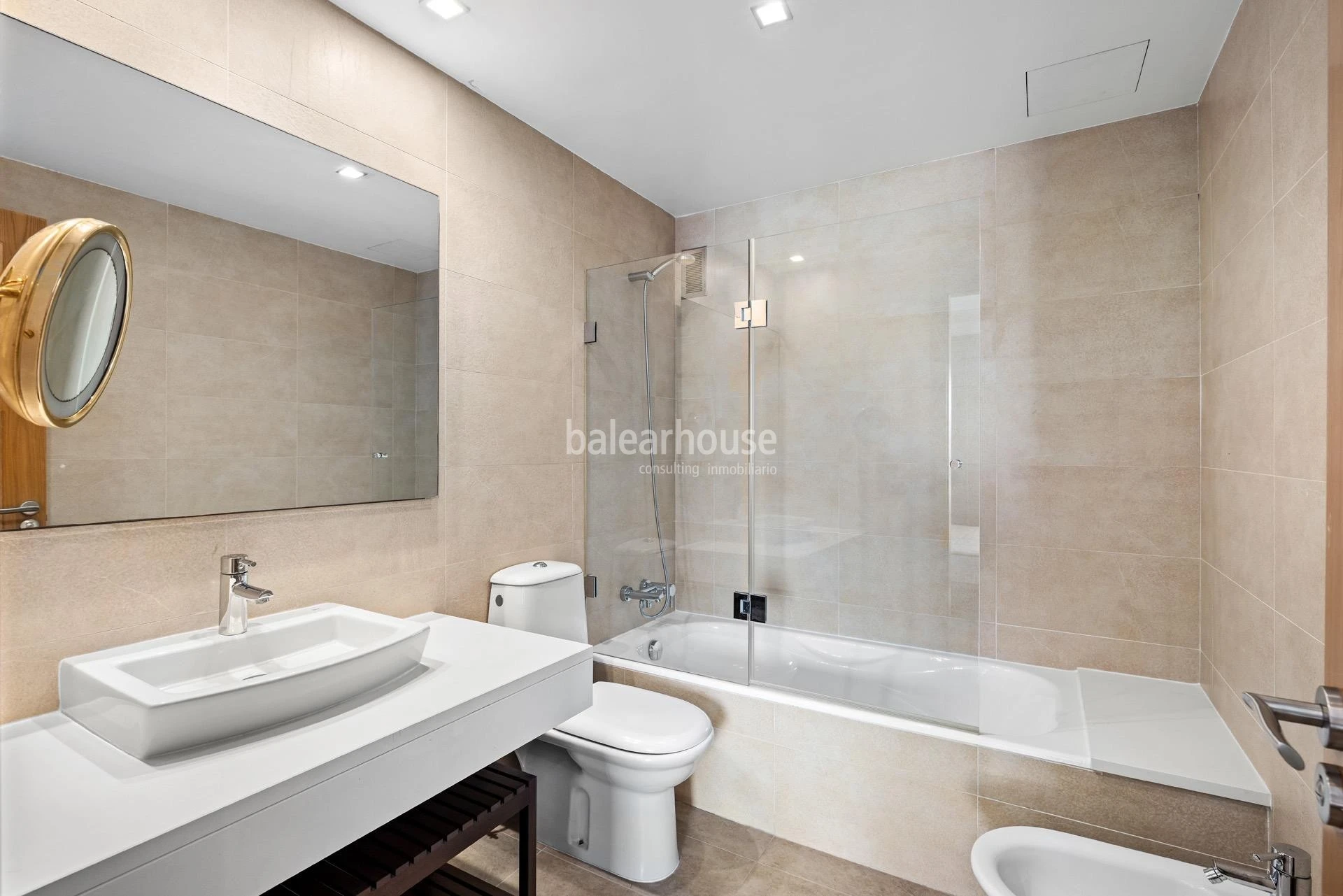 Espectacular piso en primera línea de mar del Portixol, con gran terraza, altas calidades y servicios exclusivos