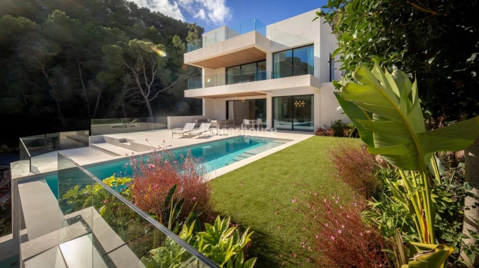 Moderna design and unobstructed views in this new build villa in the exclusive area of Son Vida