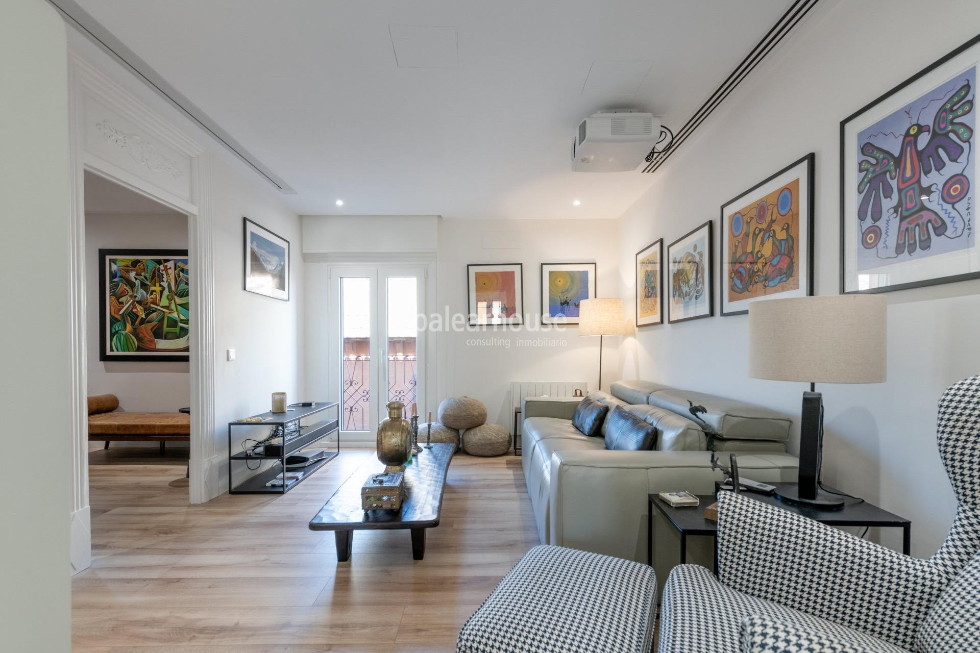 Elegant apartment in a stately building in the heart of Palma, next to the Cathedral and Paseo del Borne