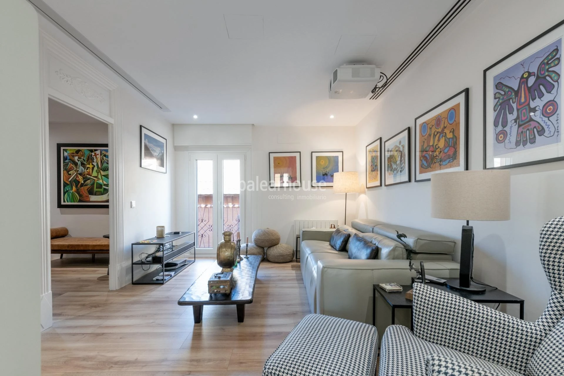 Elegant apartment in a stately building in the heart of Palma, next to the Cathedral and Paseo del Borne