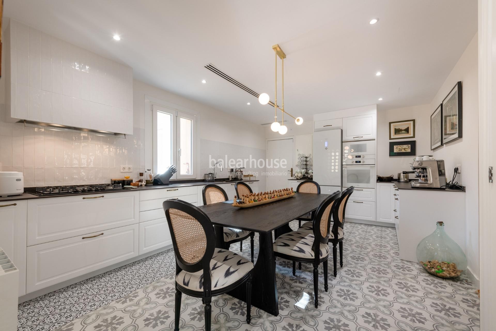 Elegant apartment in a stately building in the heart of Palma, next to the Cathedral and Paseo del Borne