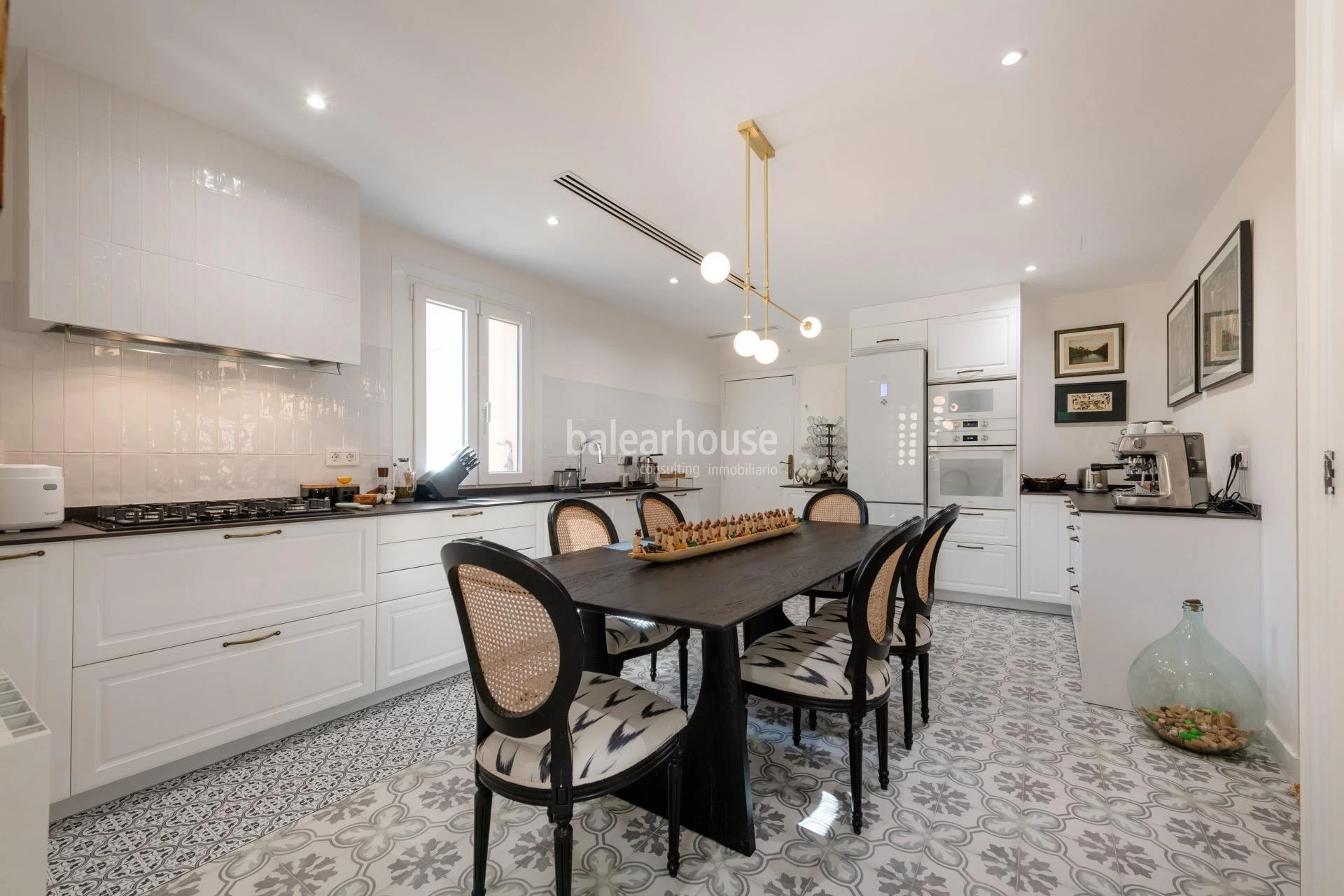 Elegant apartment in a stately building in the heart of Palma, next to the Cathedral and Paseo del Borne