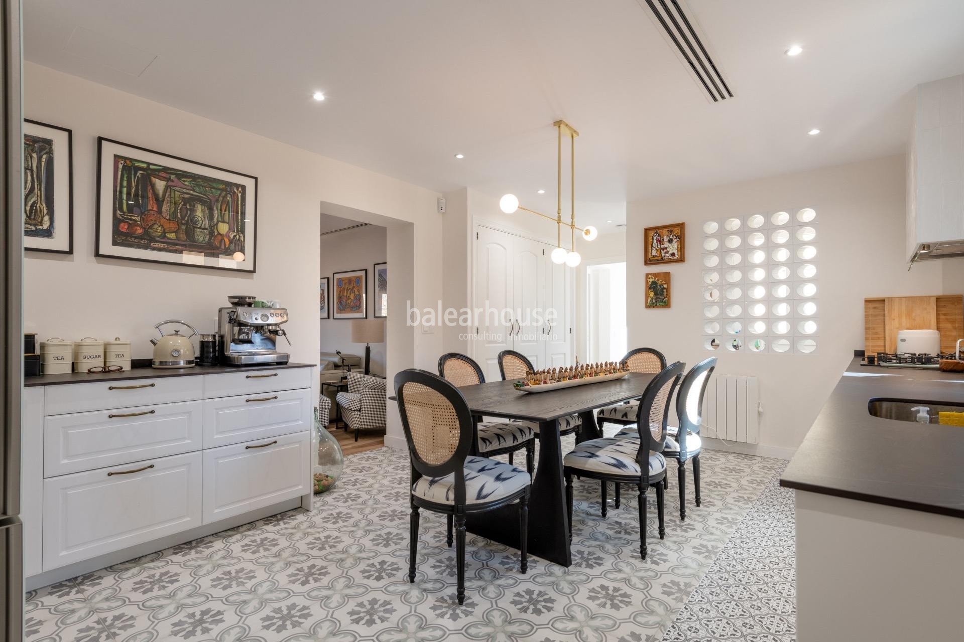 Elegant apartment in a stately building in the heart of Palma, next to the Cathedral and Paseo del Borne