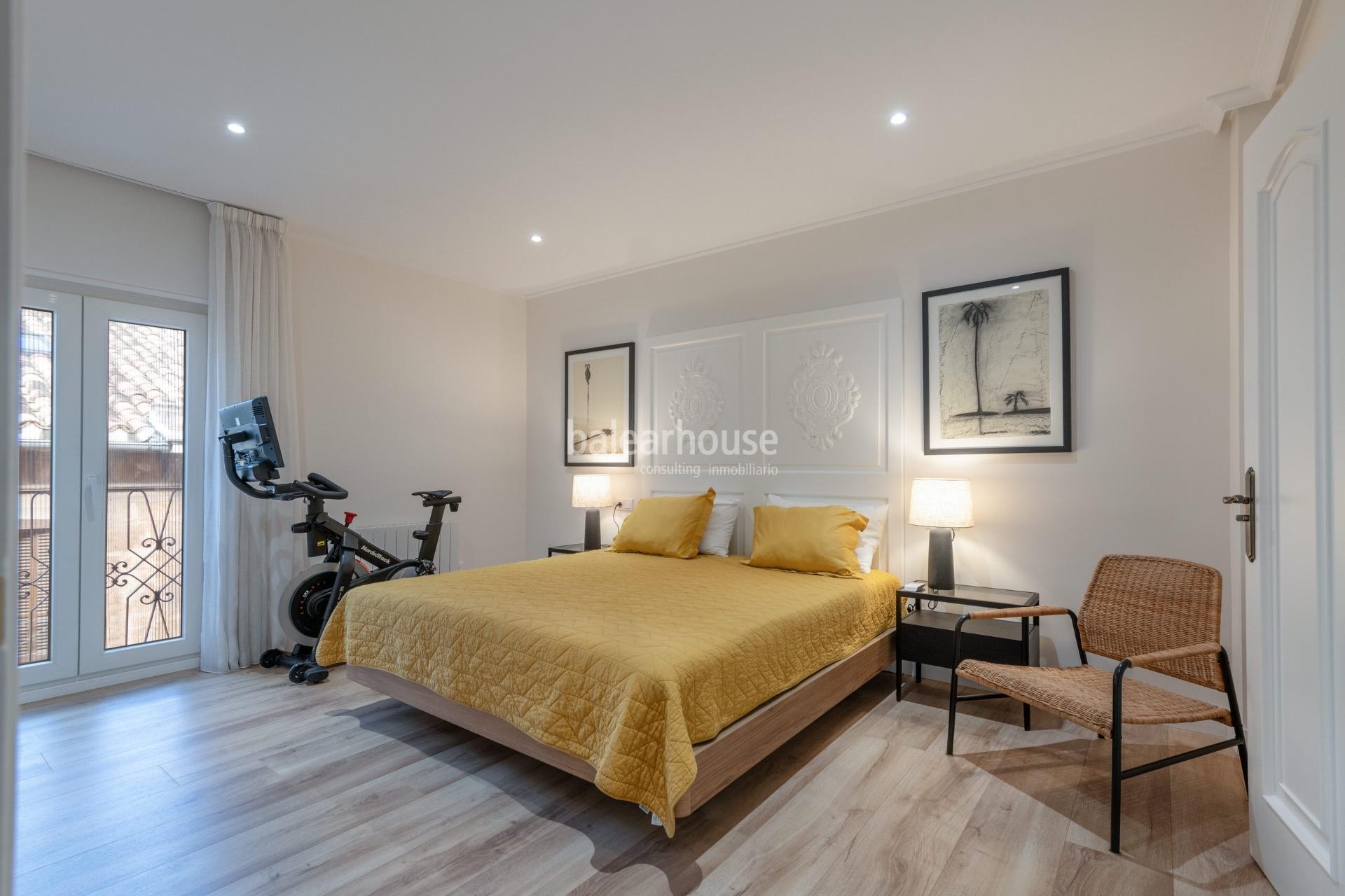 Elegant apartment in a stately building in the heart of Palma, next to the Cathedral and Paseo del Borne