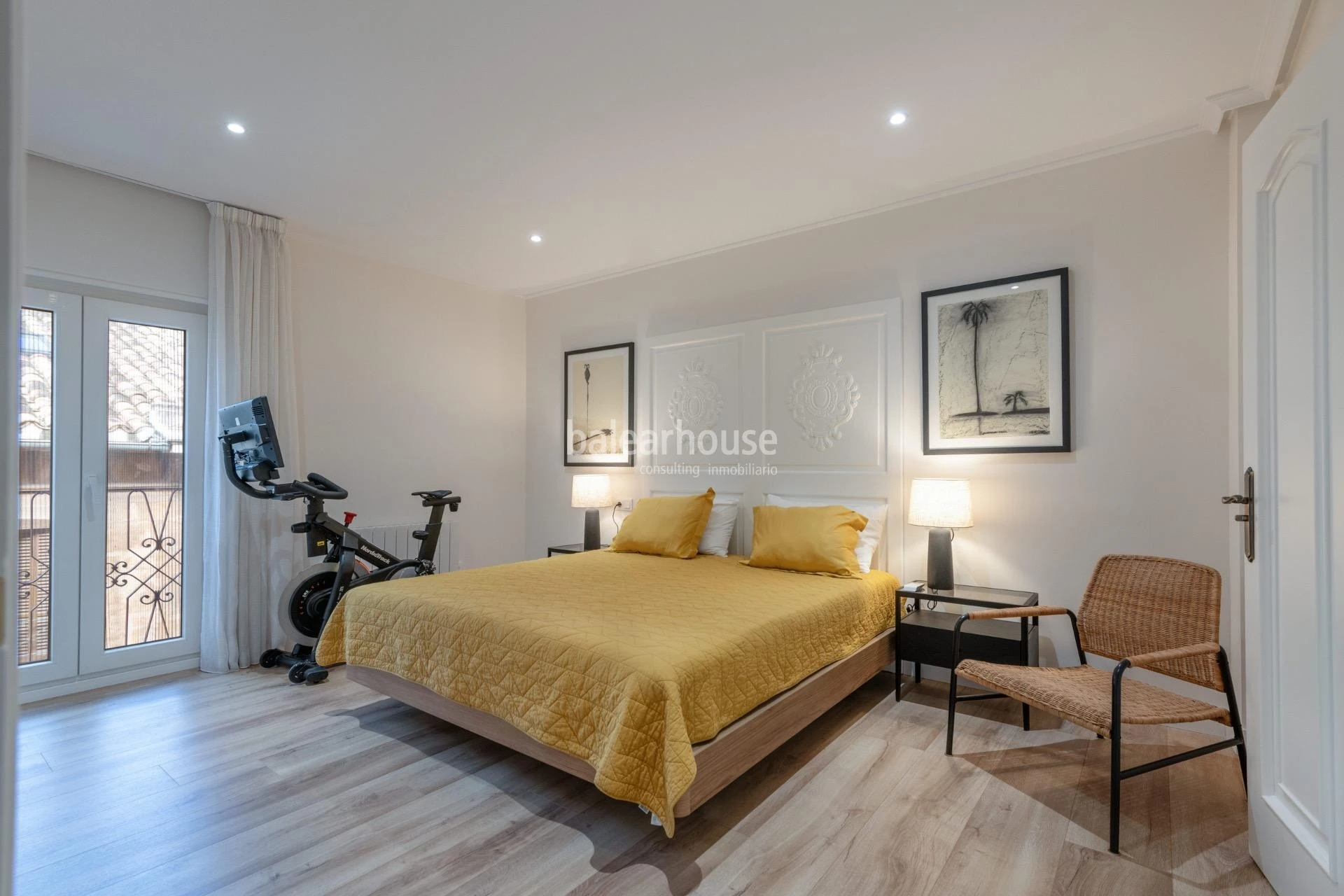Elegant apartment in a stately building in the heart of Palma, next to the Cathedral and Paseo del Borne