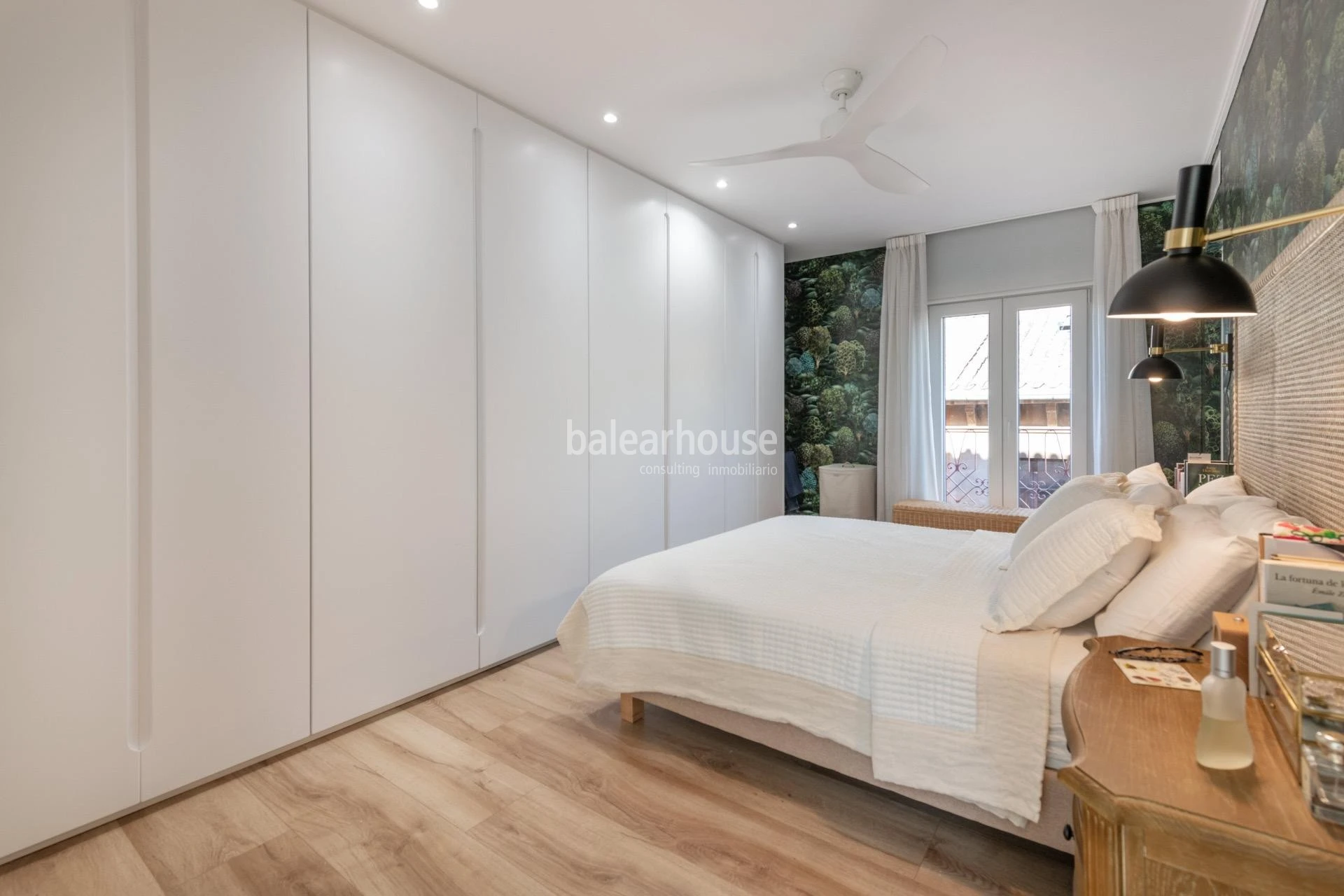 Elegant apartment in a stately building in the heart of Palma, next to the Cathedral and Paseo del Borne