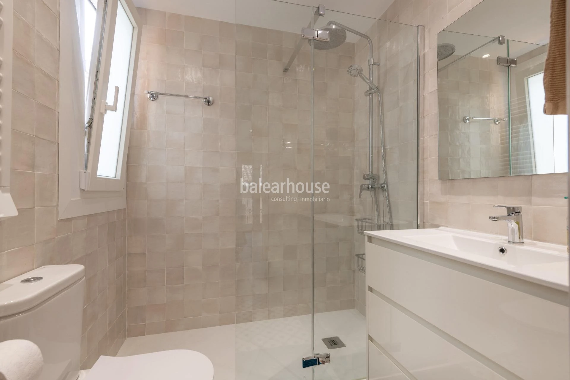 Elegant apartment in a stately building in the heart of Palma, next to the Cathedral and Paseo del Borne