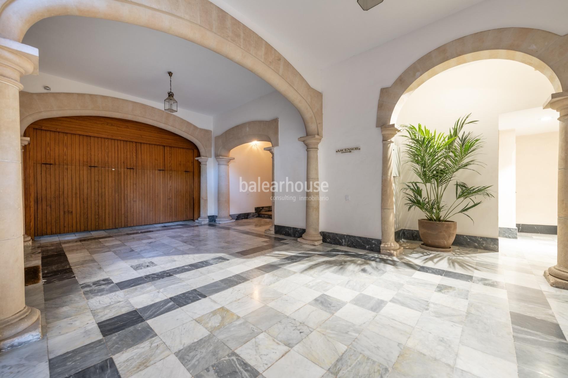 Elegant apartment in a stately building in the heart of Palma, next to the Cathedral and Paseo del Borne