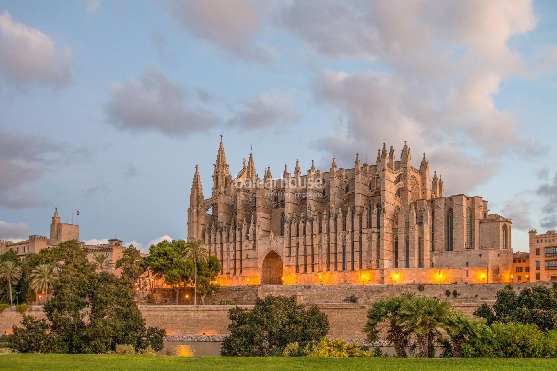 Elegant apartment in a stately building in the heart of Palma, next to the Cathedral and Paseo del Borne