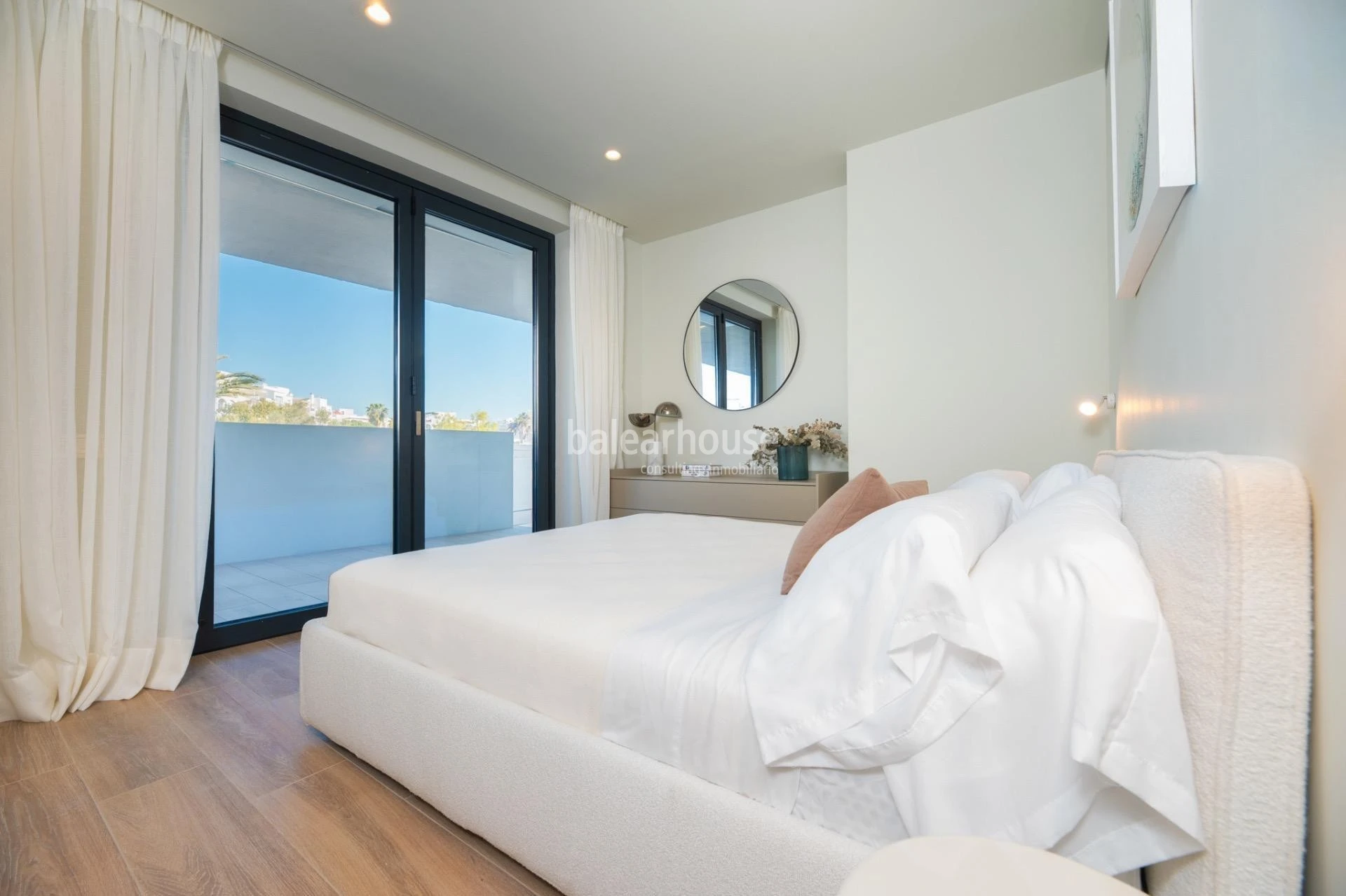 Exclusivos áticos y viviendas de obra nueva en Ibiza con privilegiadas vistas al puerto y al mar