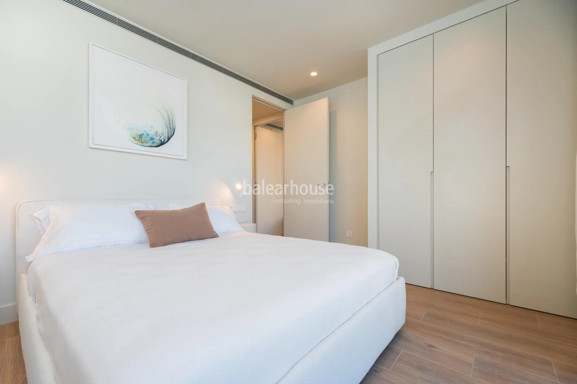 Exclusivos áticos y viviendas de obra nueva en Ibiza con privilegiadas vistas al puerto y al mar